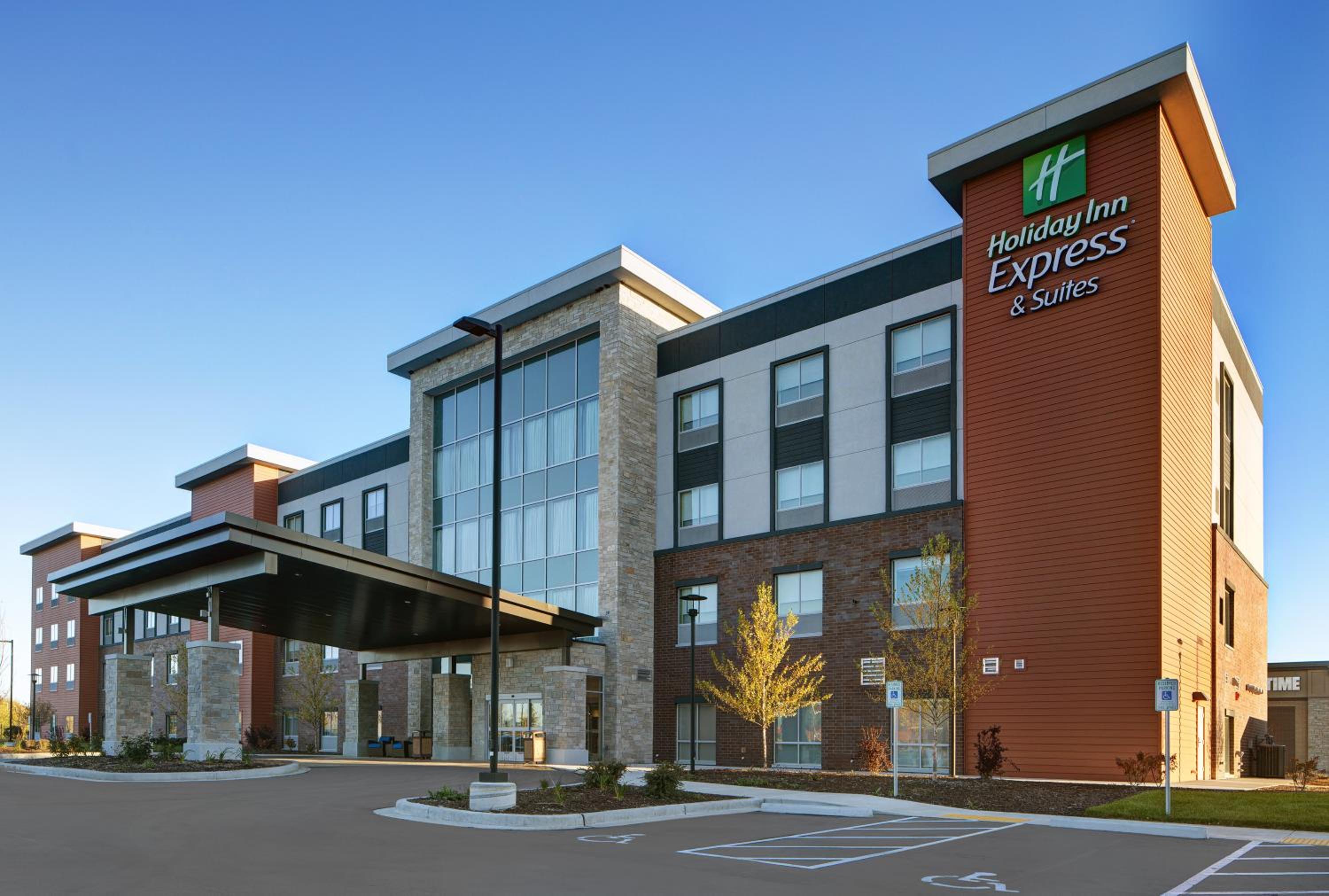 Hotel Holiday Inn Express & Suites Milwaukee - Brookfield By Ihg