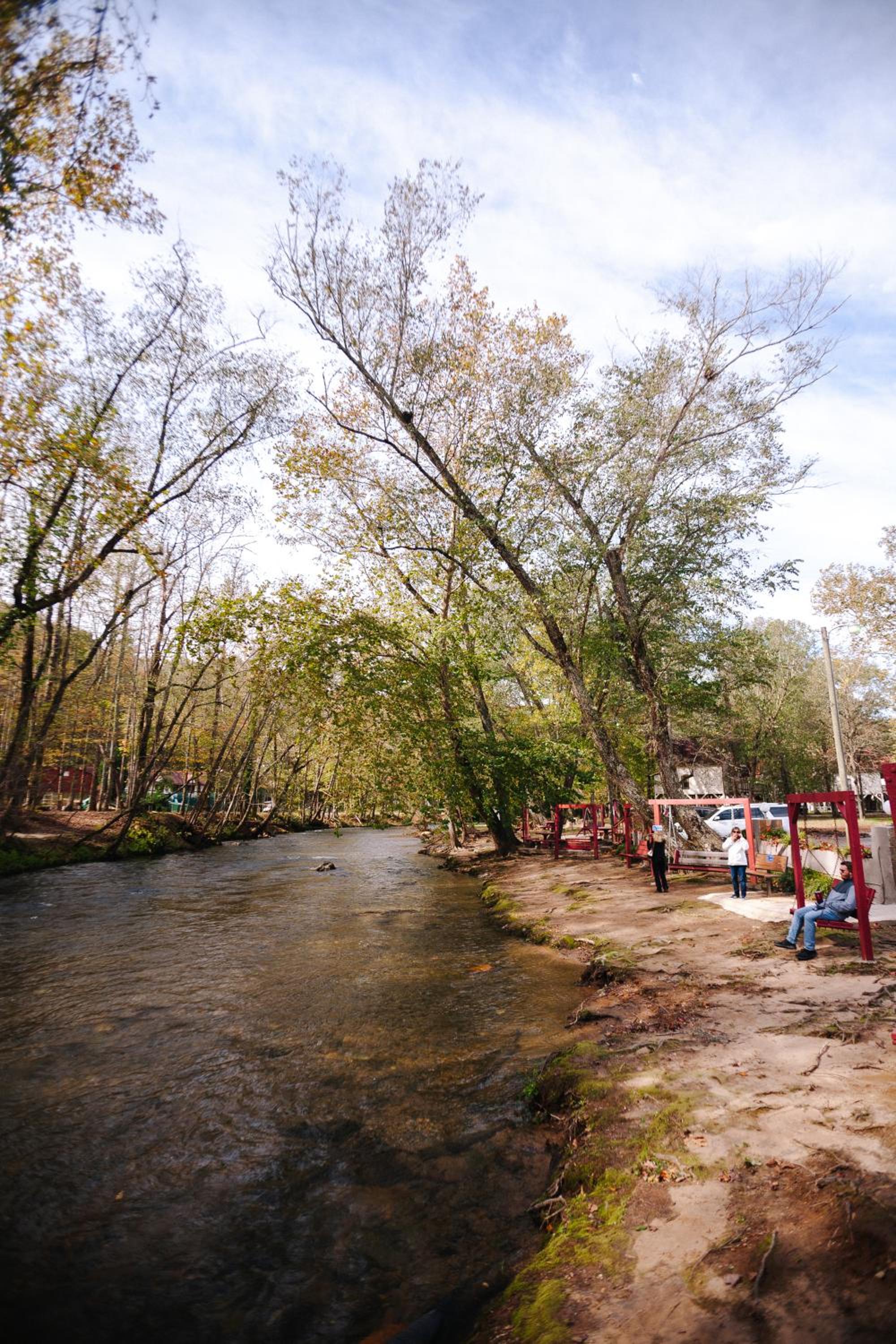 Riverbend Motel & Cabins