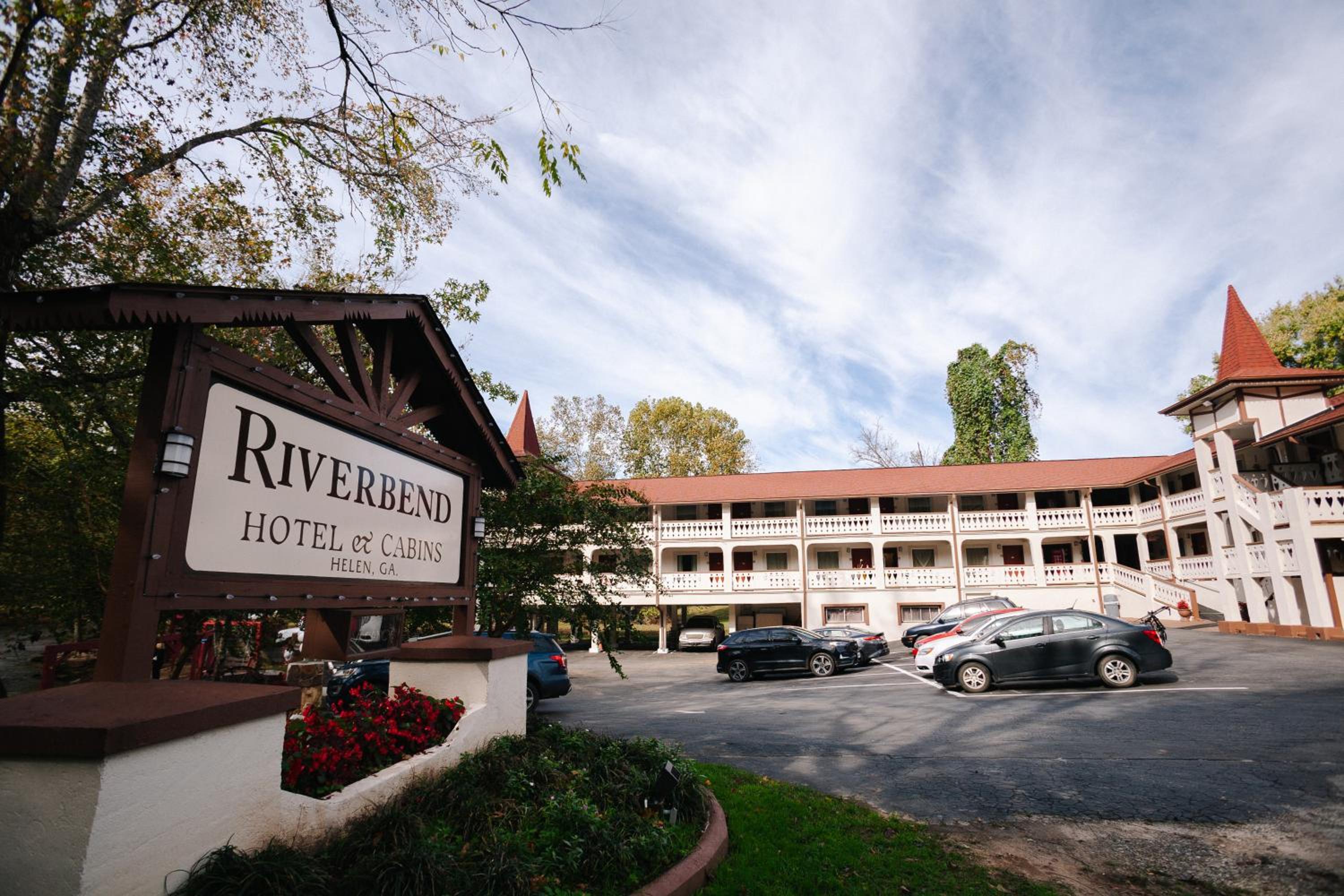 Riverbend Motel & Cabins