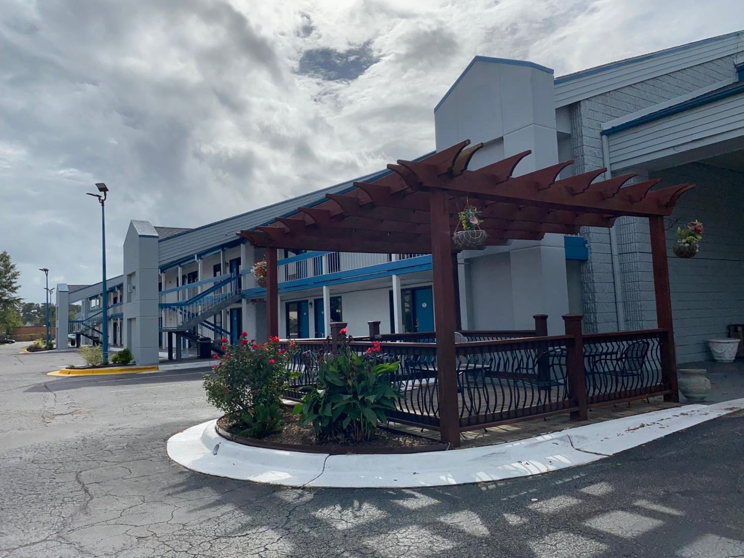 Hotel Baymont by Wyndham Wilmington - Image 1