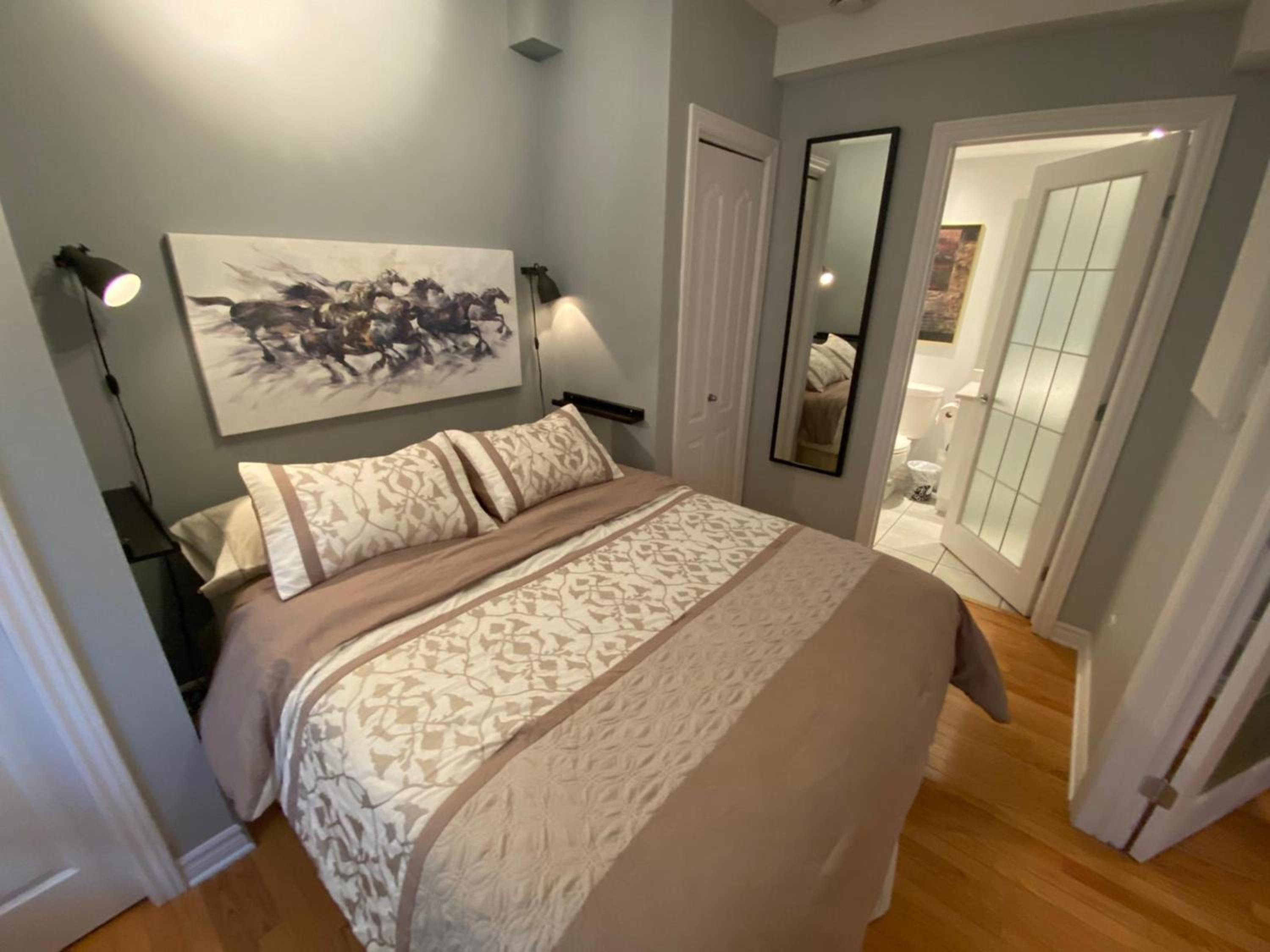 ApartHotelMontreal by Les Terrasses Saint Urbain 2225I2