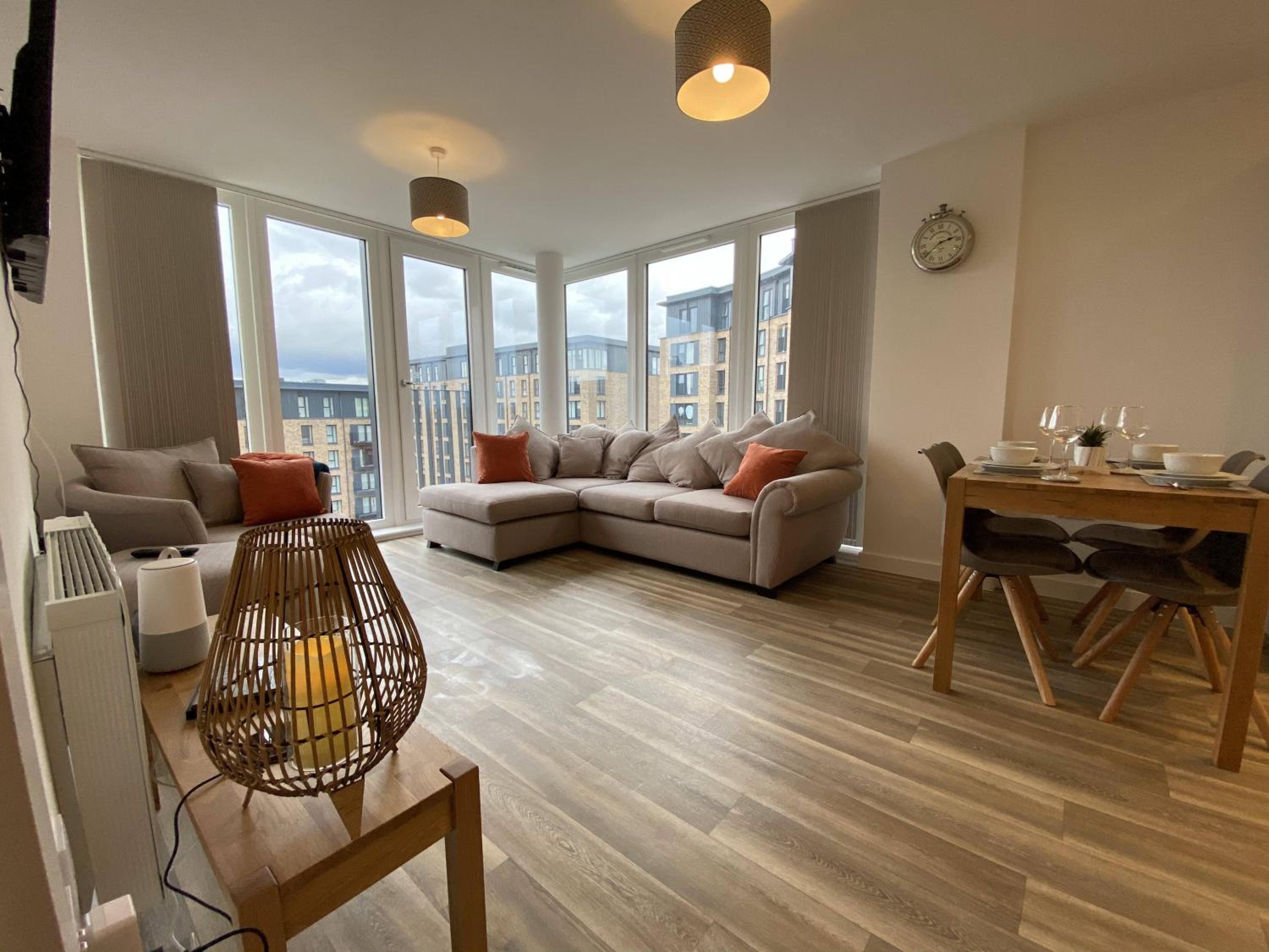 Modern 2 Bed Apt in Edgbaston with City Views & Parking view 5