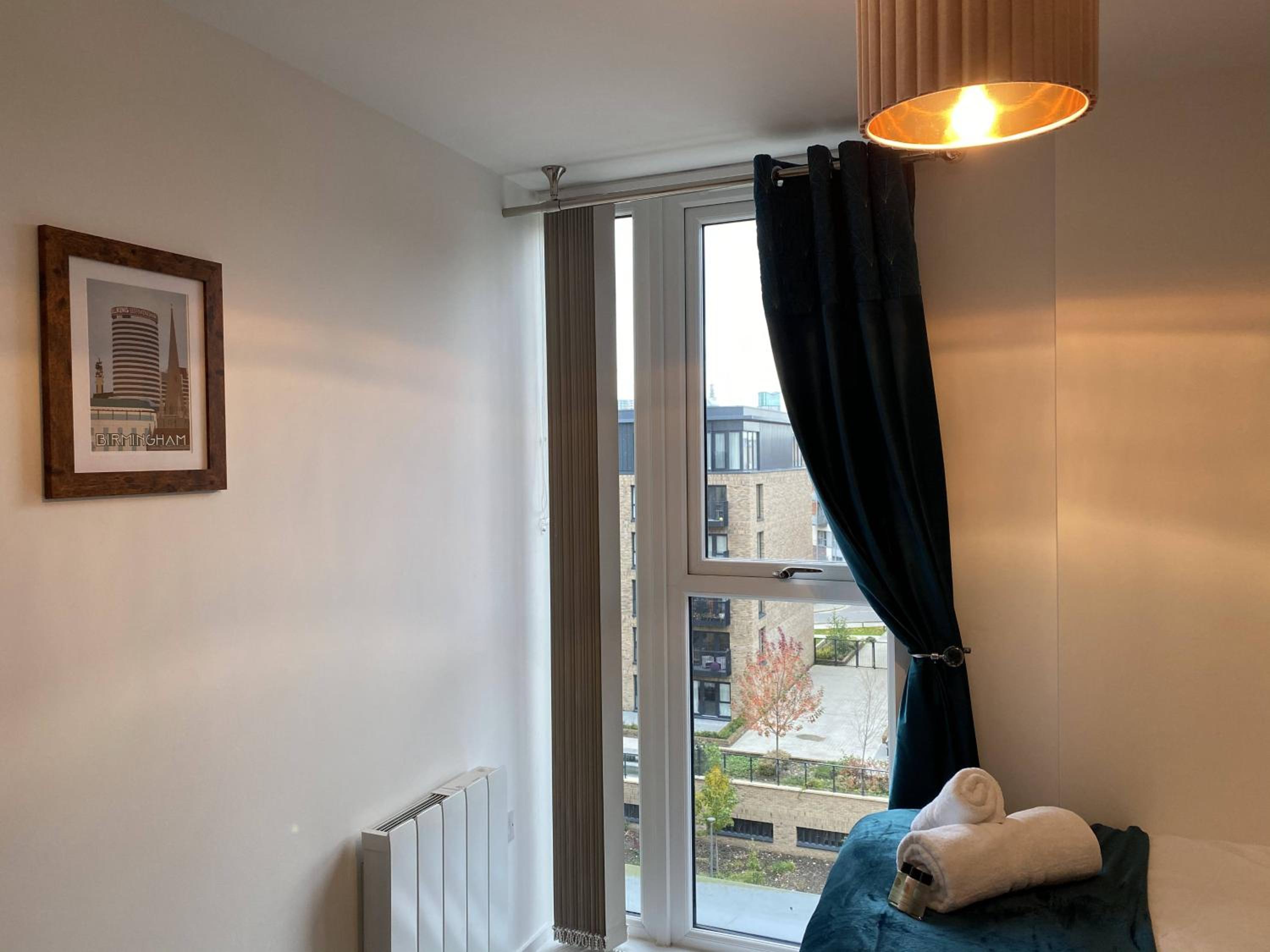 Modern 2 Bed Apt in Edgbaston with City Views & Parking view 2