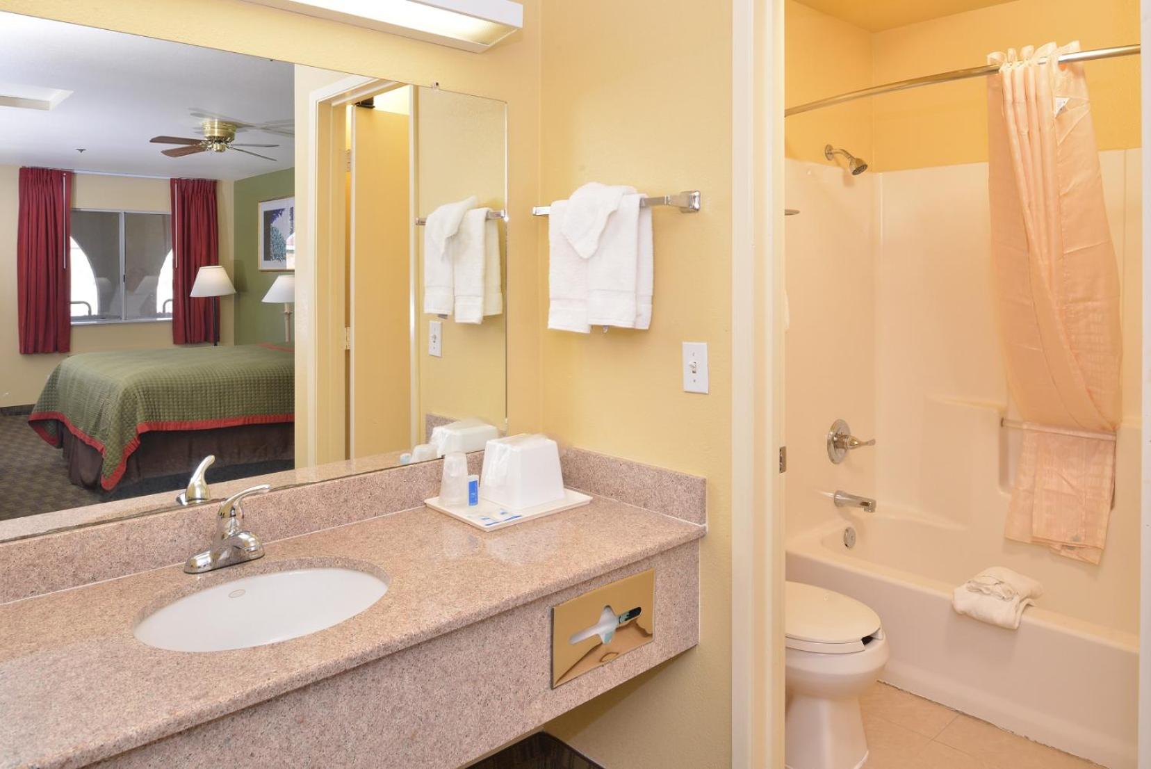 Rodeway Inn Delano view 2