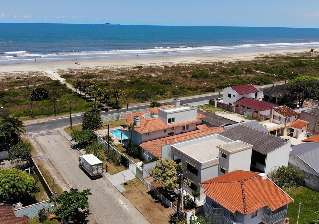 Casa de praia com boa ventilação garagem coberta para 3 carros 50m da praia