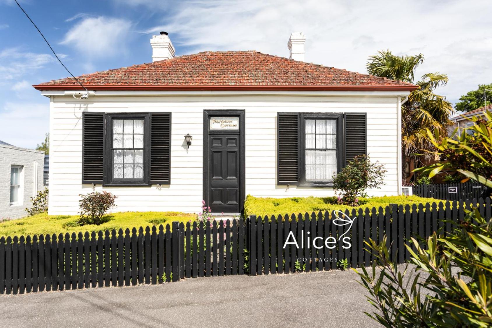 Hotel Alice's Cottages - Image 1