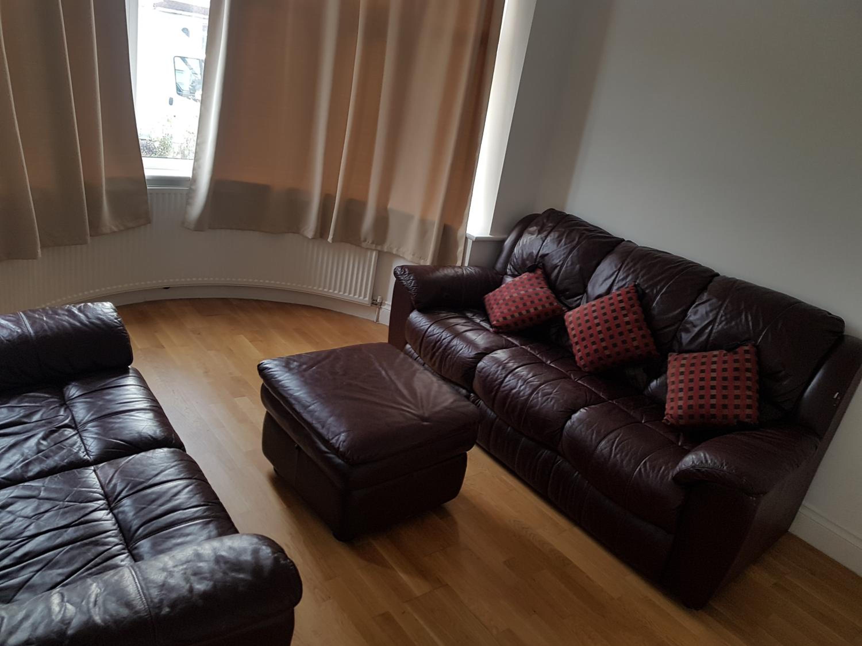 Cosy relaxing 4 bed Home with 2 parking Space view 2