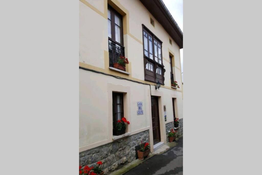Casa del Cuetu. Traditional village house in Asturias view 5