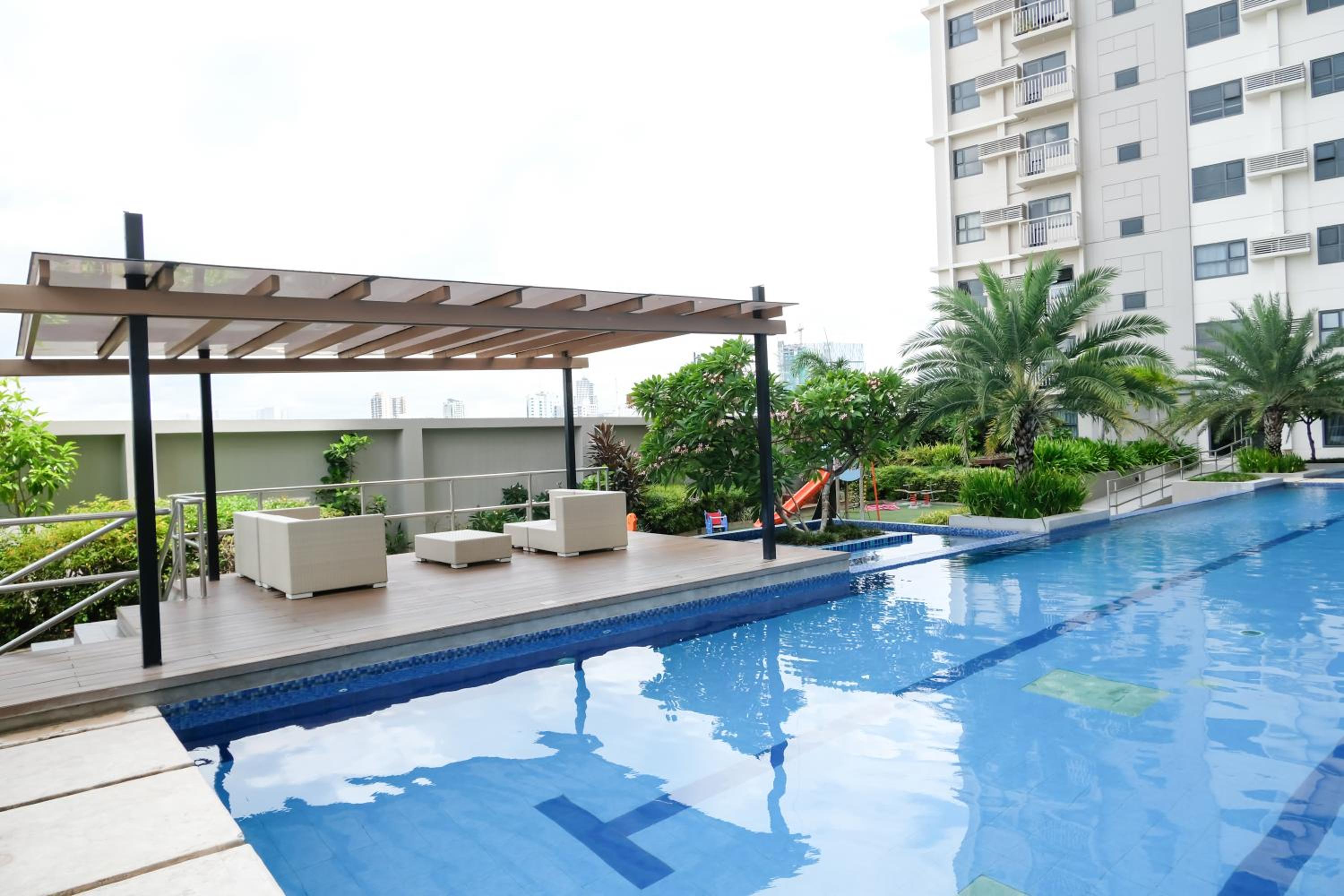 Ezeniel's Place at Horizons 101 Condominium view 3