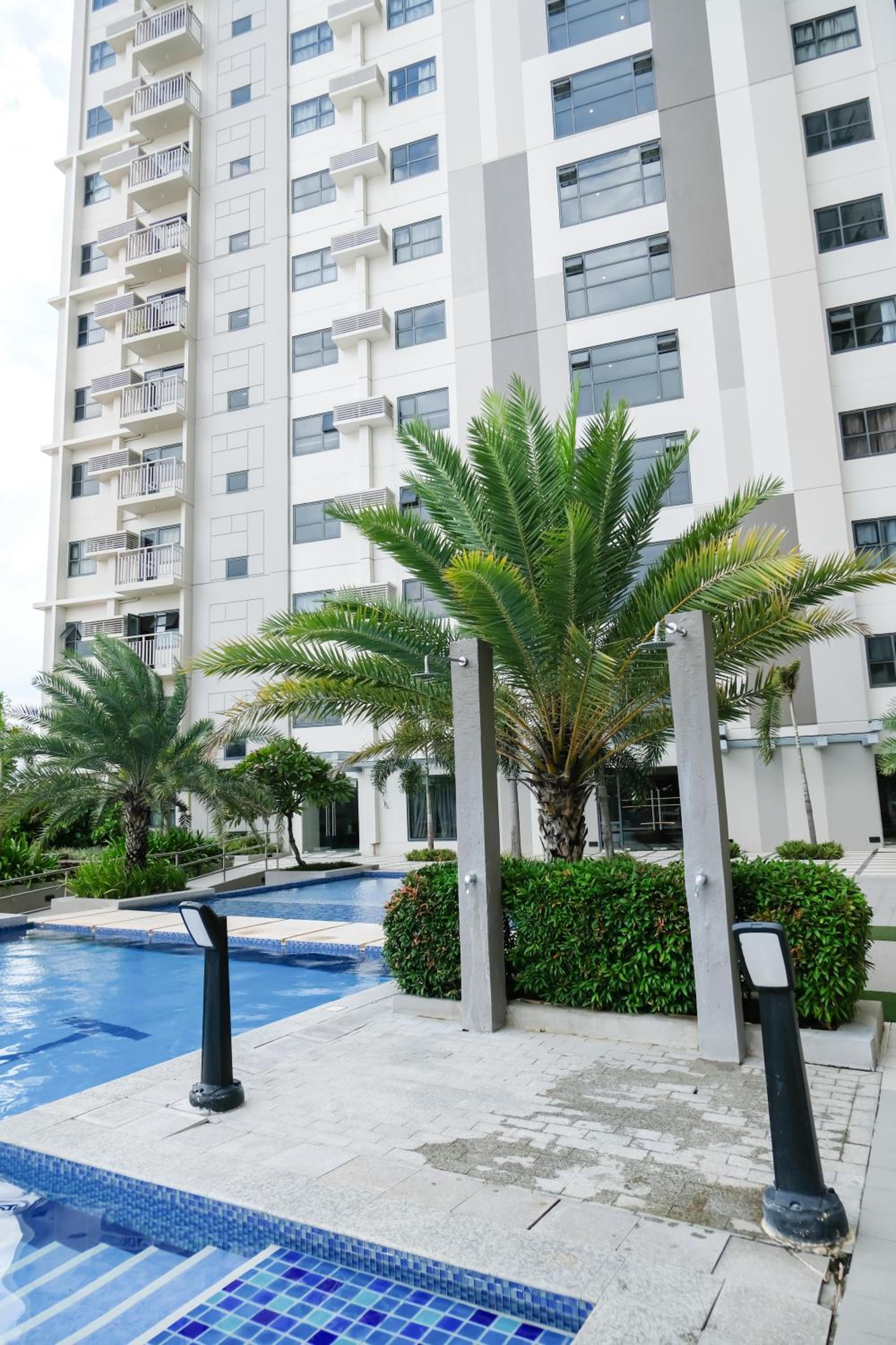 Ezeniel's Place at Horizons 101 Condominium view 4