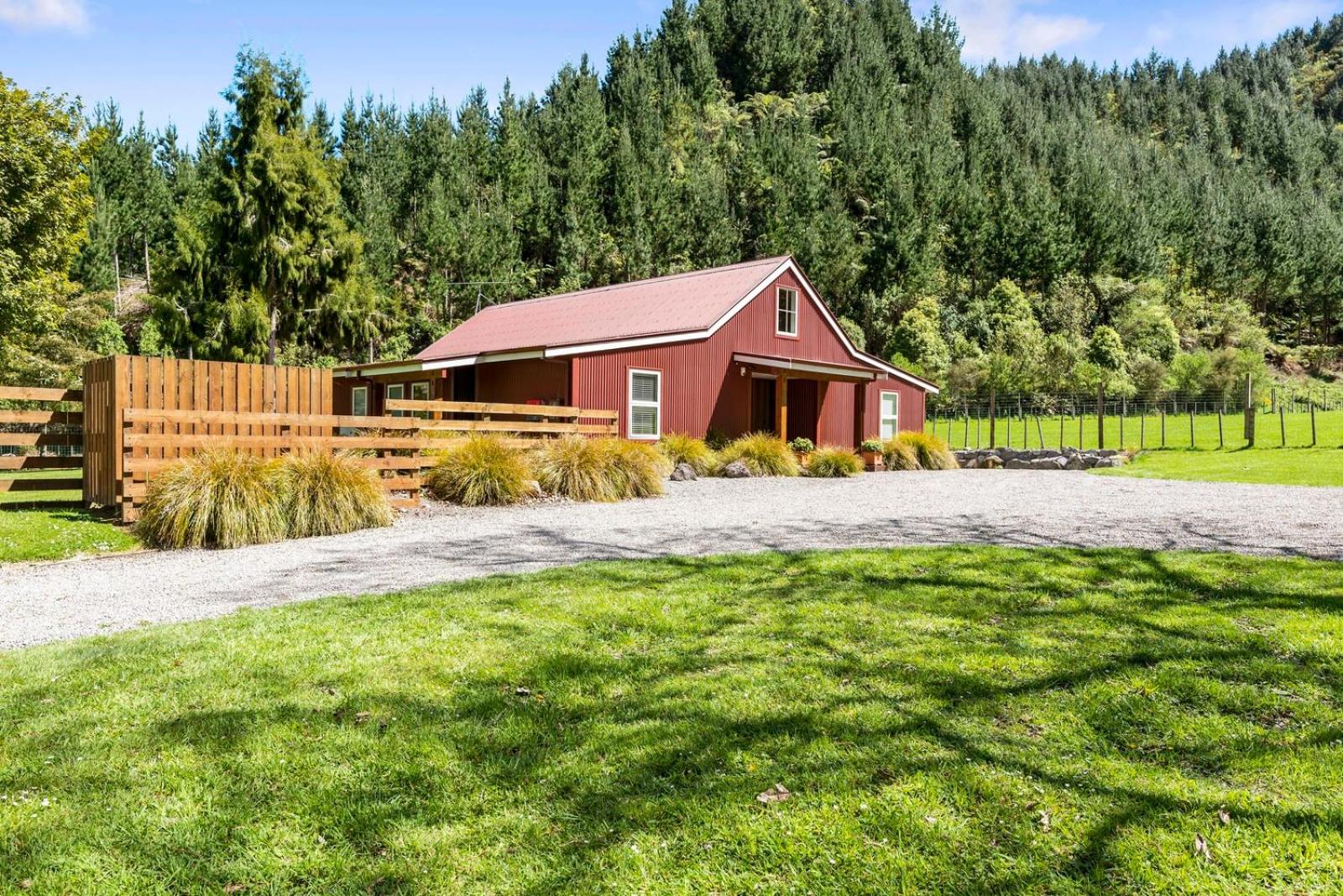 The Red Barn - Lake Okareka Holiday Home