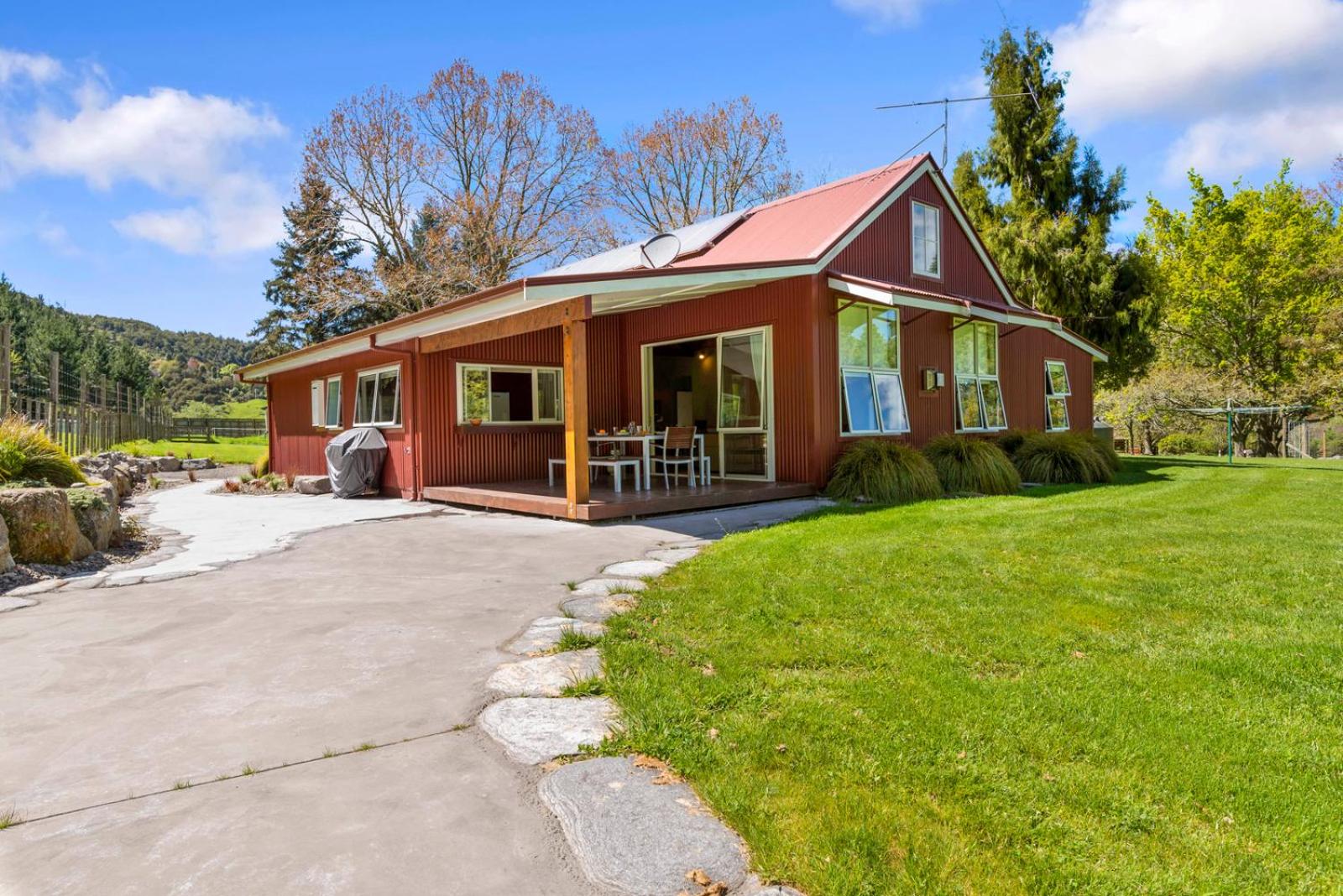The Red Barn - Lake Okareka Holiday Home