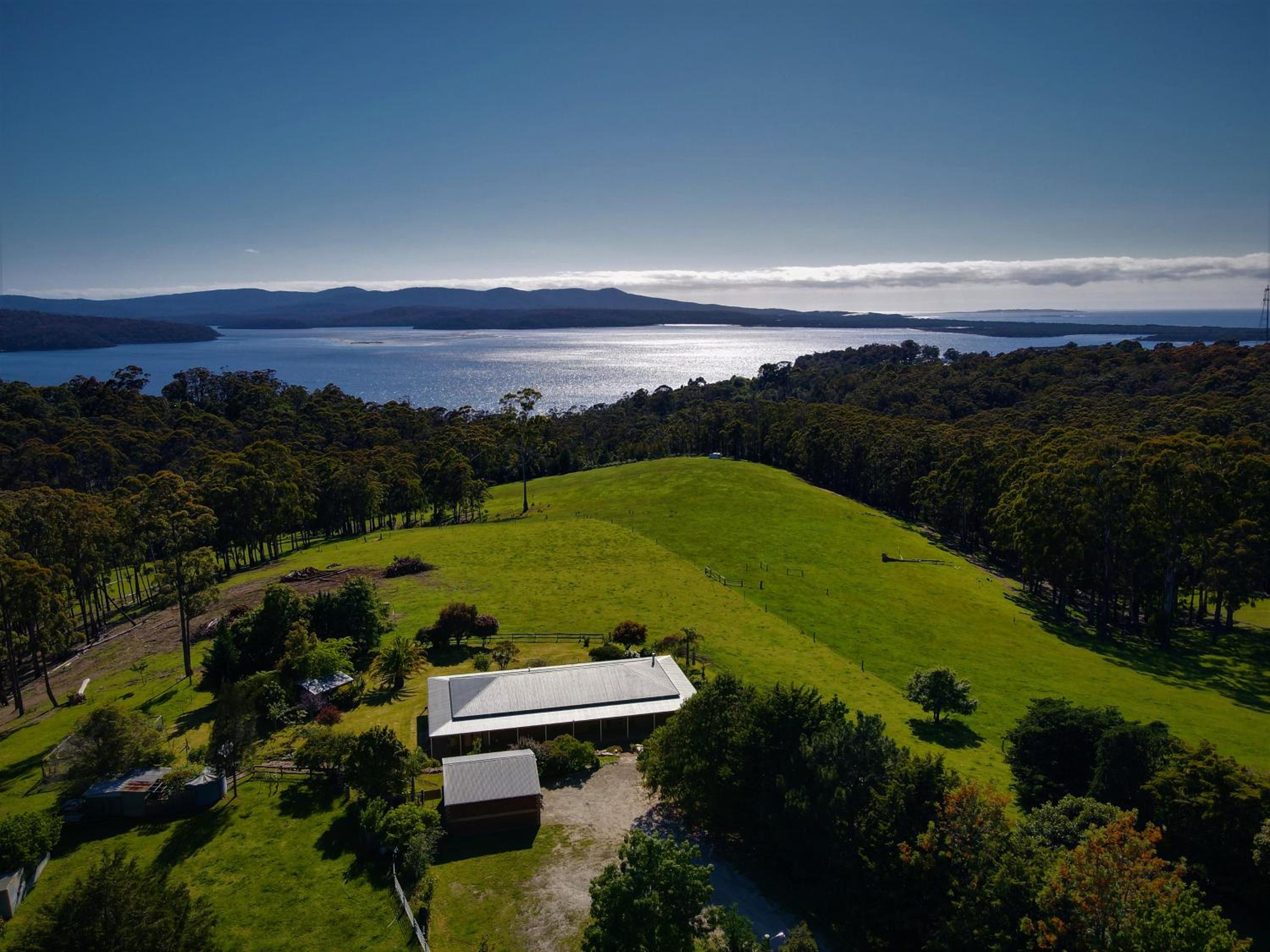 Farm Stay & Iconic Water Views - 32 Zachary Drive