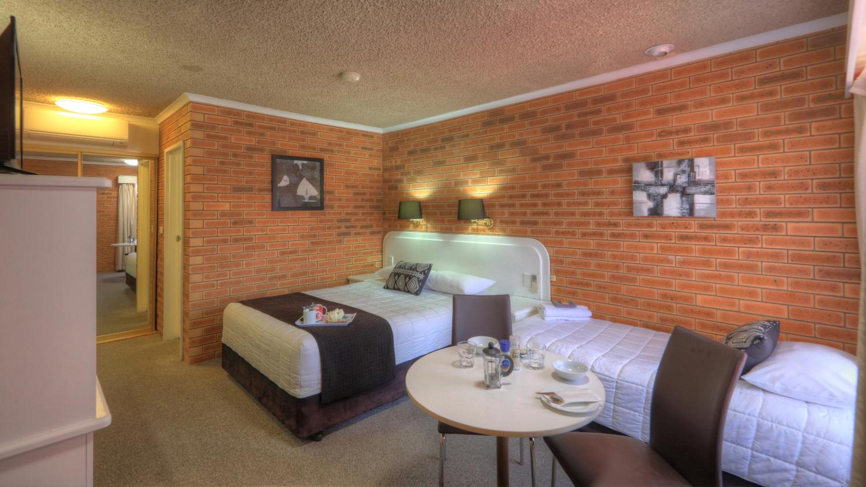 Cousins Motor Inn