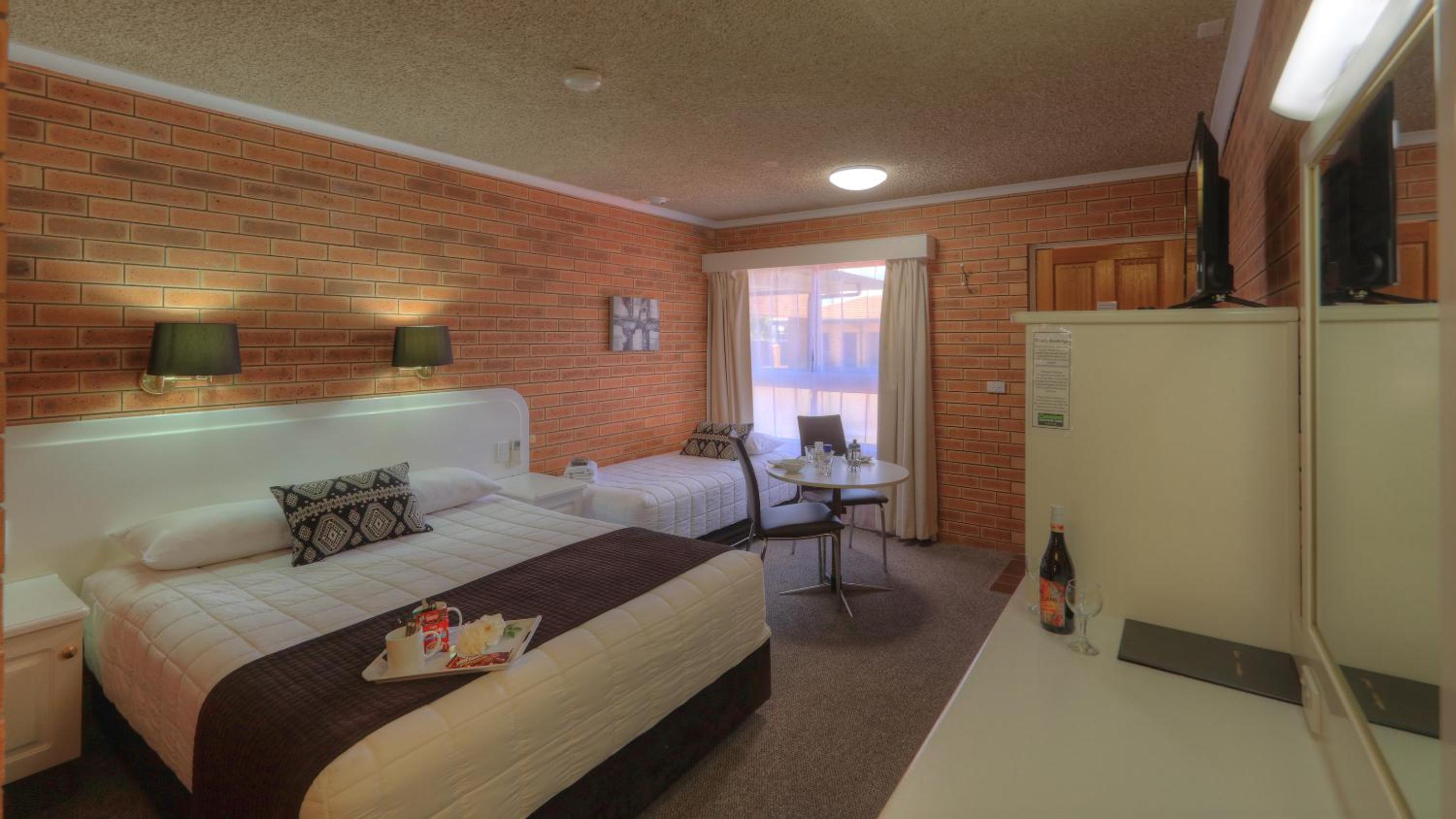Cousins Motor Inn