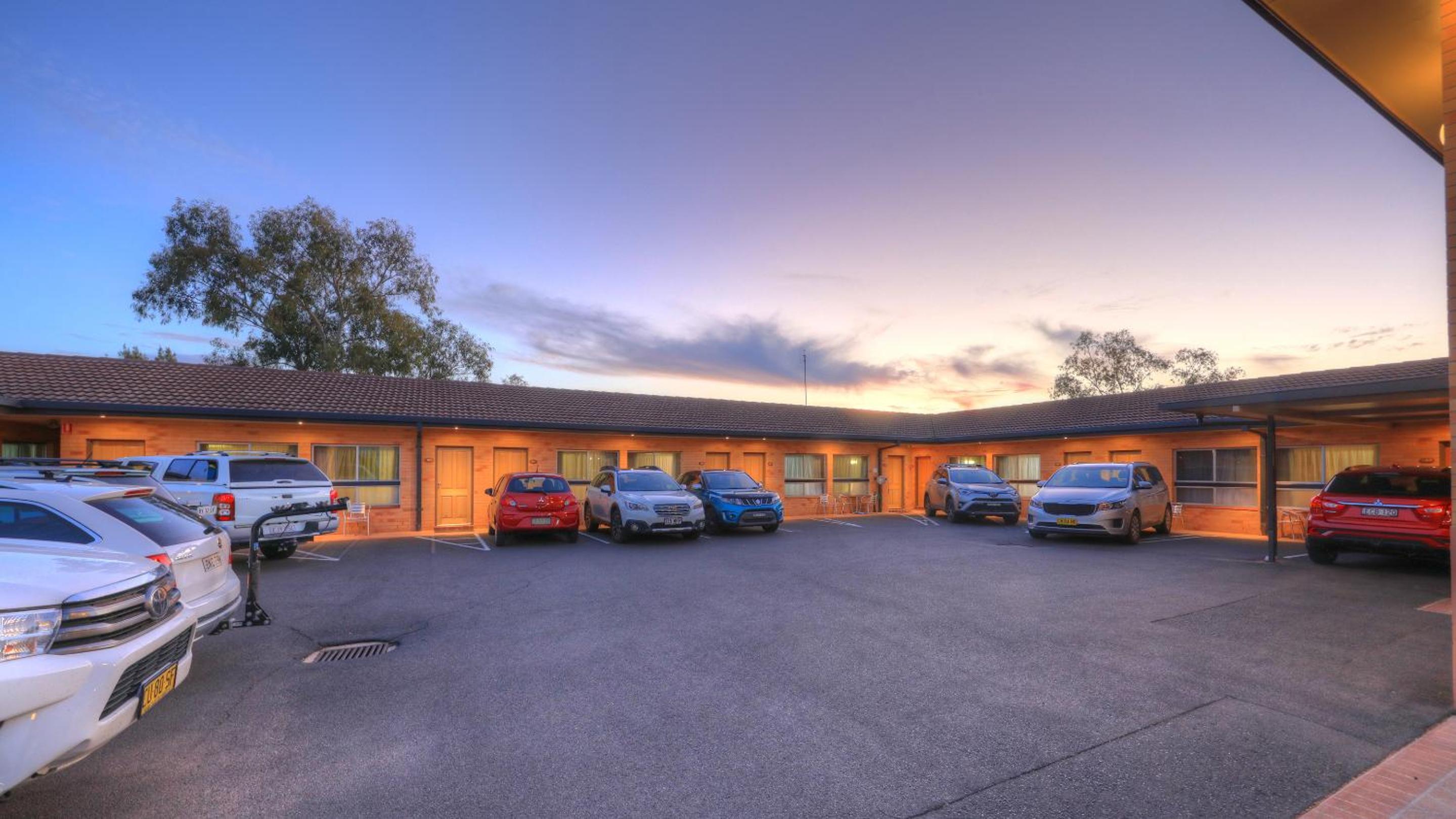 Cousins Motor Inn