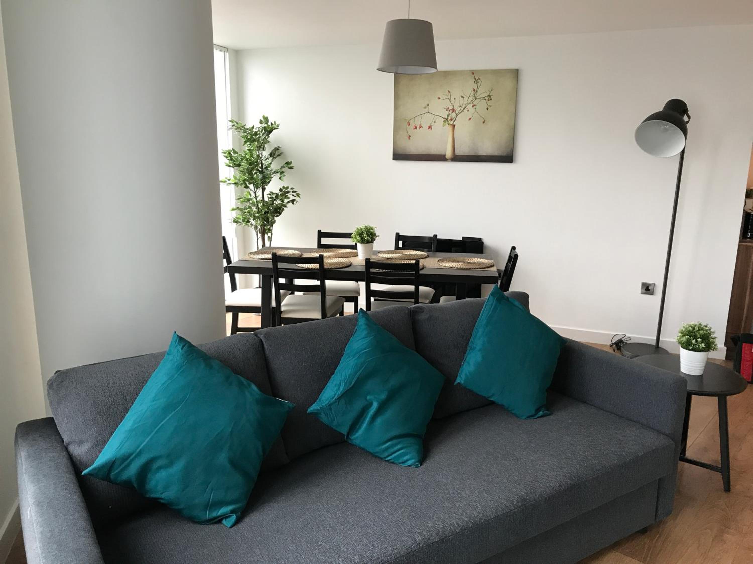 Teal 12 - Sleeps up to 6, Awesome panoramic city views, Quiet 12th Floor 2 bedroom city centre apartment, Perfect for work or leisure! view 2