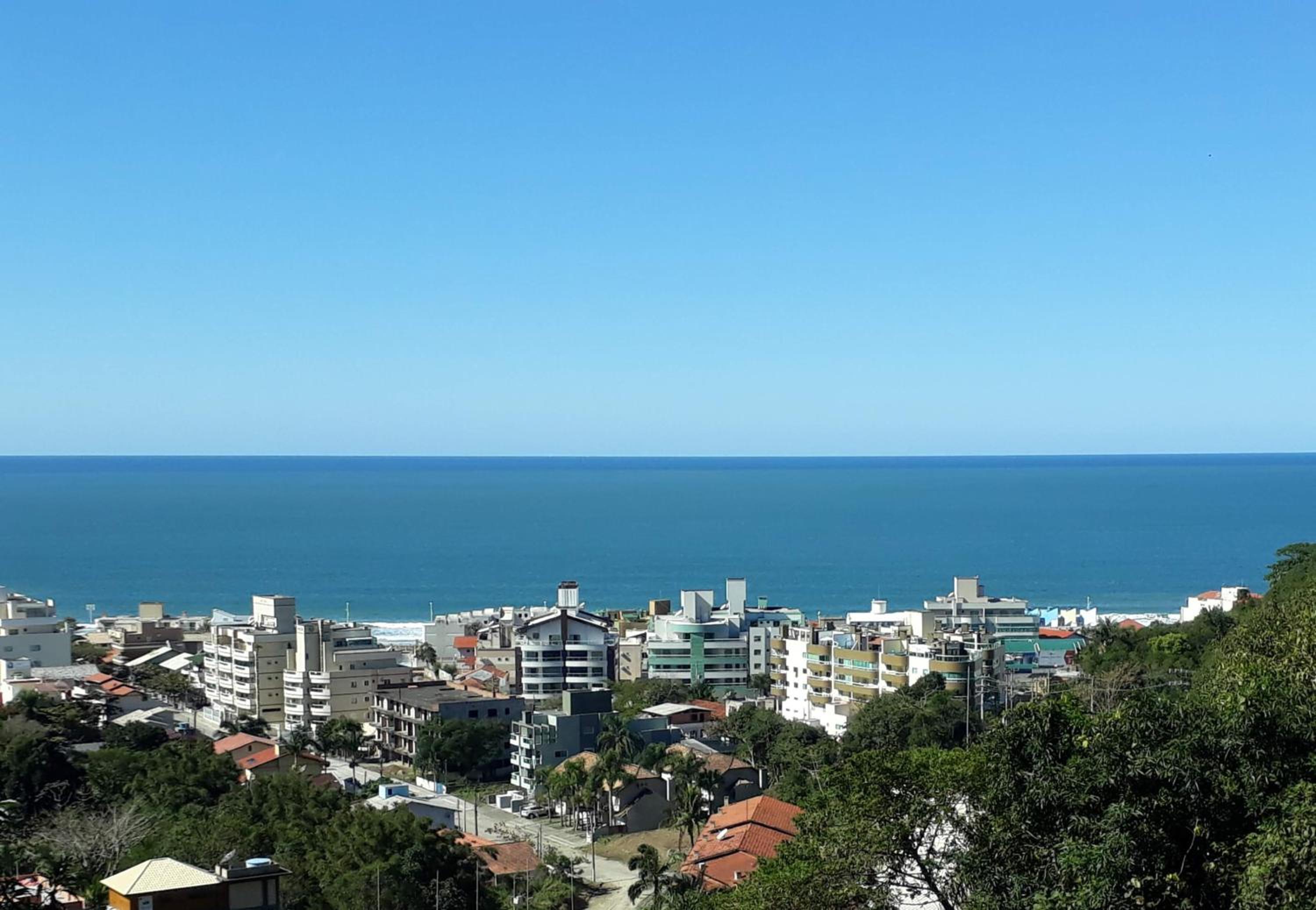 EXCELENTE APTO NA QUADRA DA PRAIA