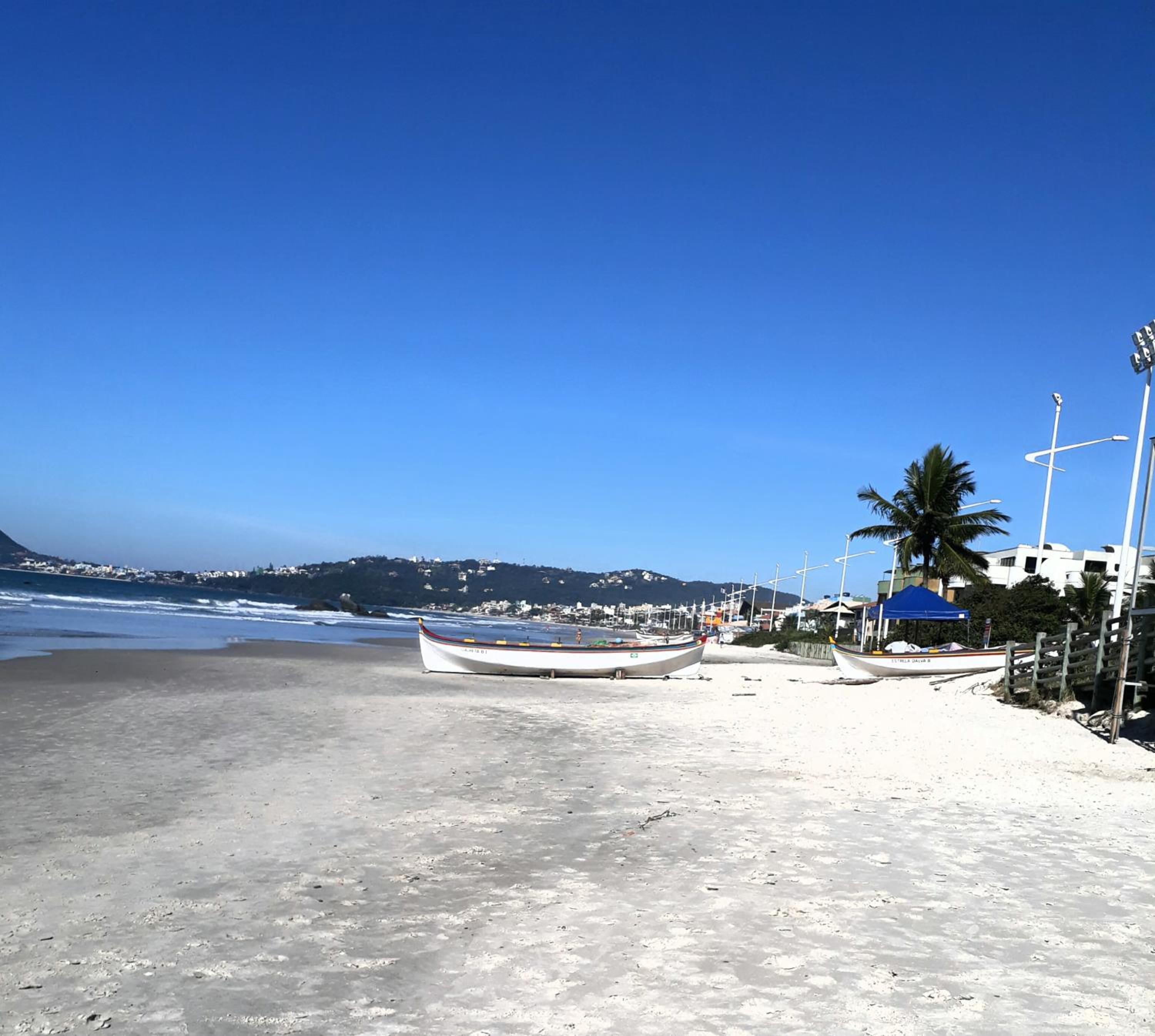 EXCELENTE APTO NA QUADRA DA PRAIA