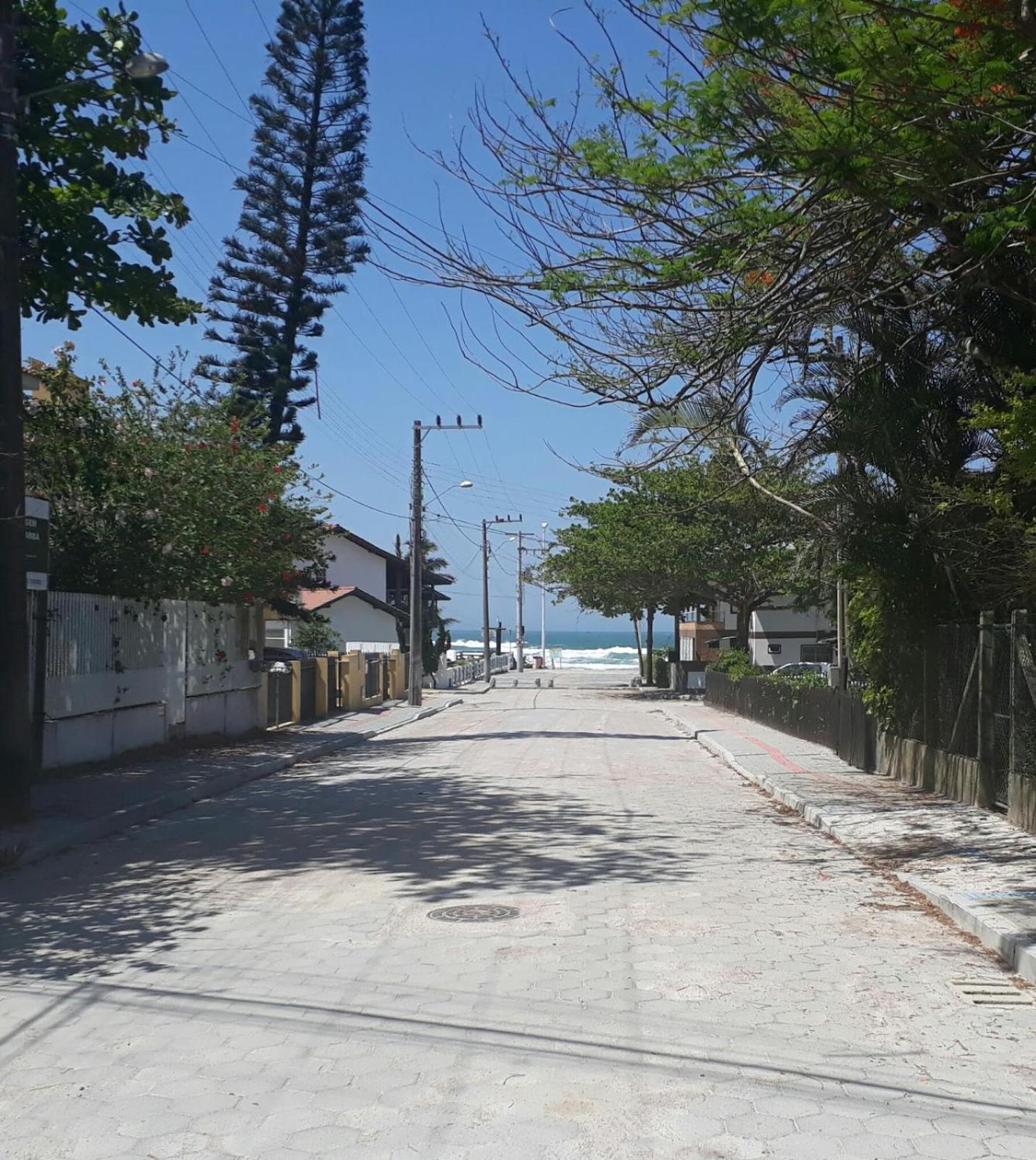 EXCELENTE APTO NA QUADRA DA PRAIA
