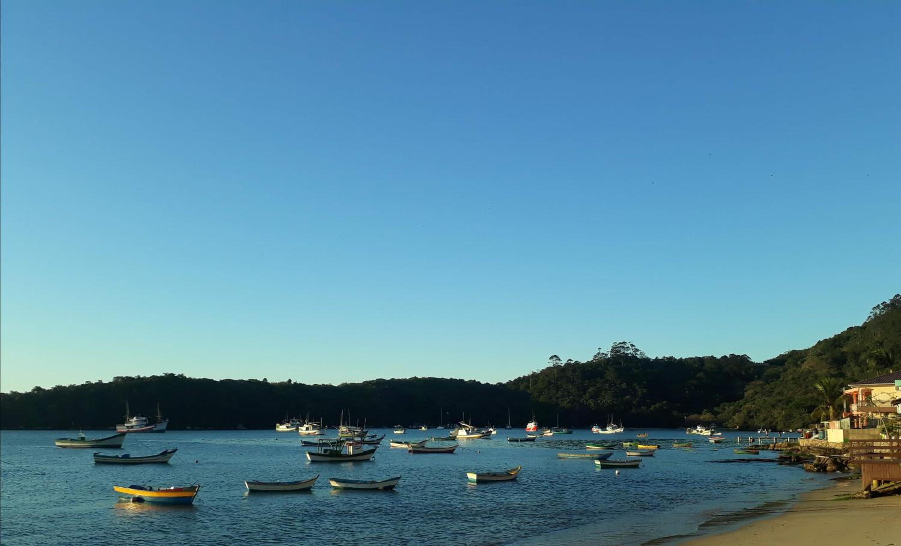 EXCELENTE APTO NA QUADRA DA PRAIA