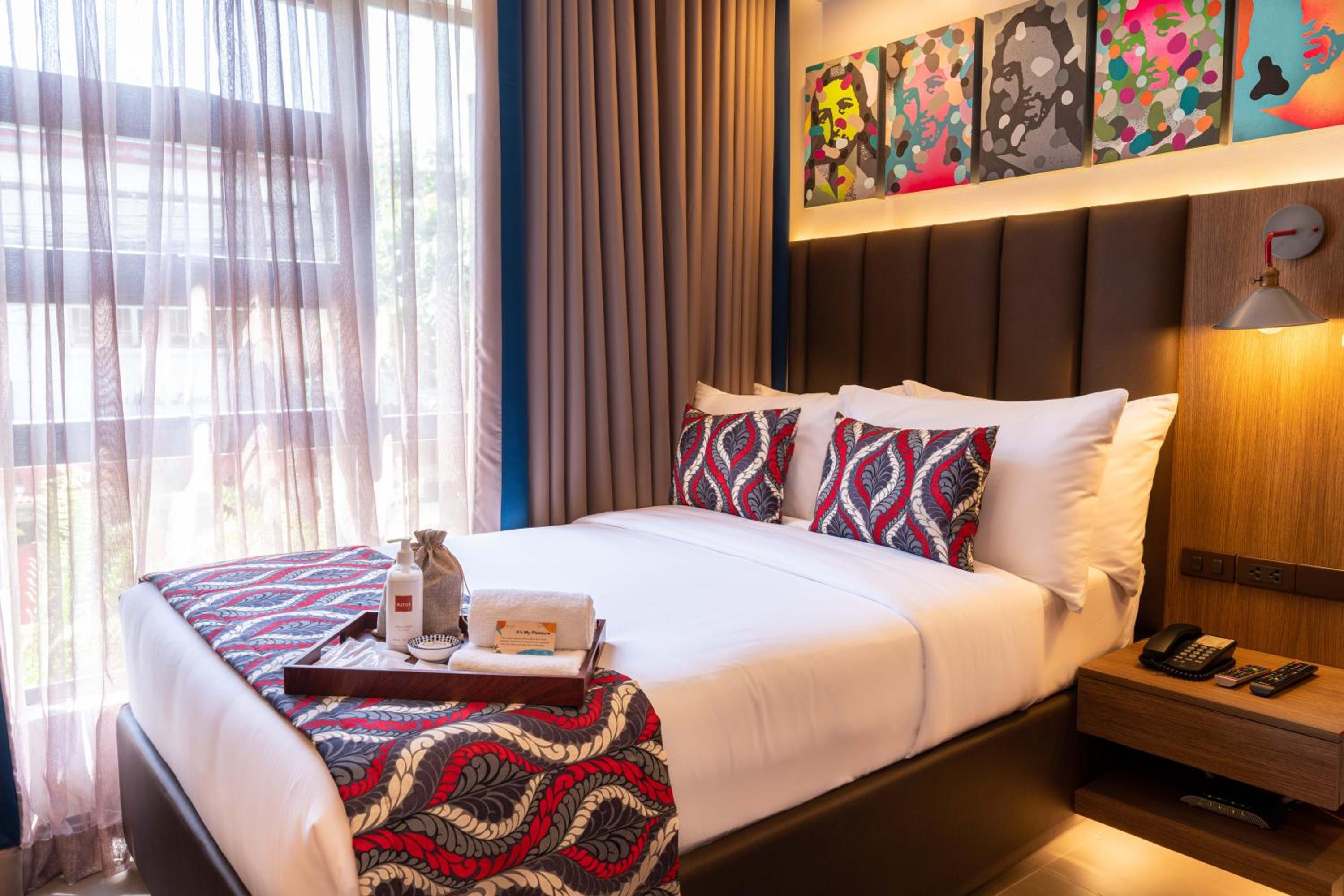 UNWND Boutique Hotel Makati view 2