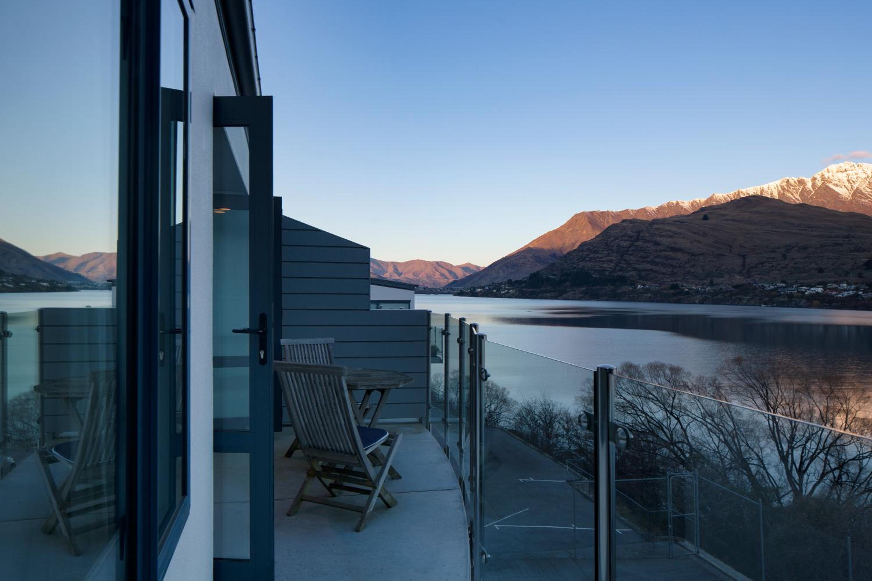 Lakefront Living - Exquisite Views - 4 Bedrooms