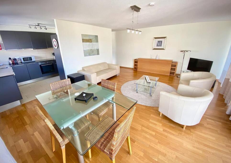 Good location, spacious, comfortable and bright!!