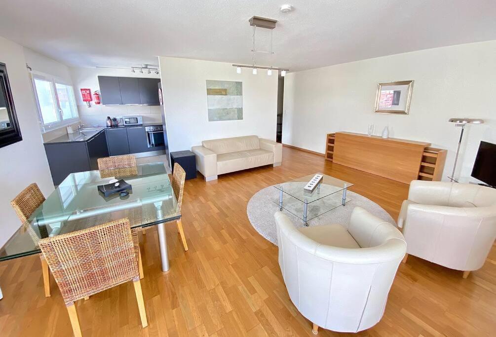 Good location, spacious, comfortable and bright!!