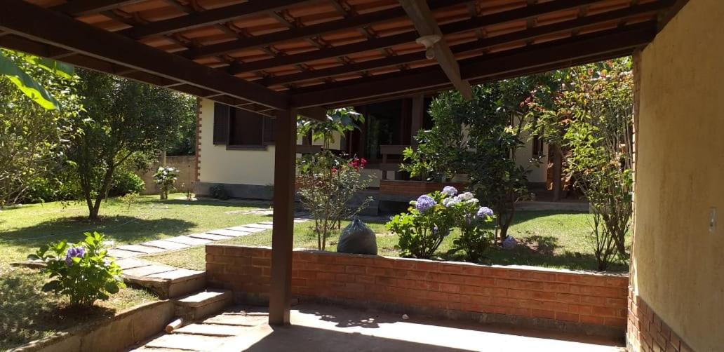 Lumiar linda vista das montanhas, com lareira, churrasqueira, wifi, Tv a cabo, casa ampla, arejada jardim pertinho do centro de Lumiar e de cachoeiras