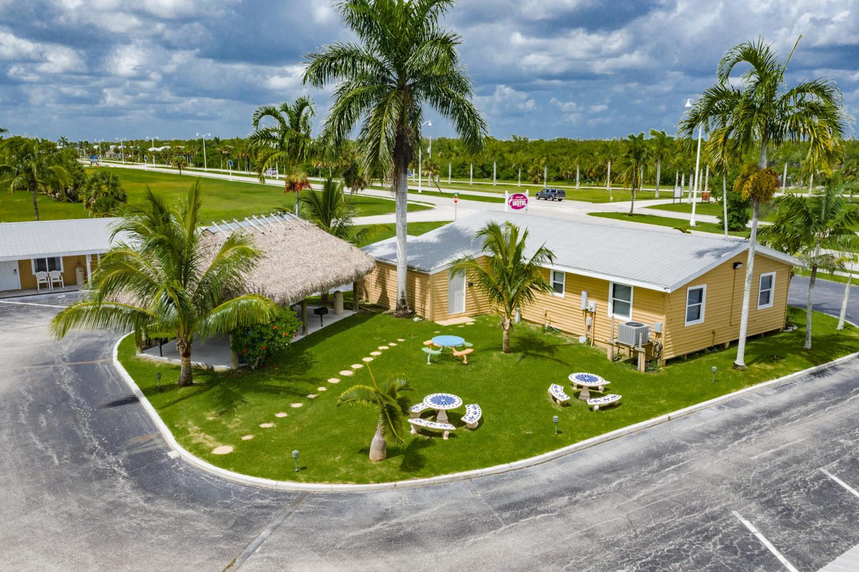 Everglades City Motel - Everglades Adventures Inn
