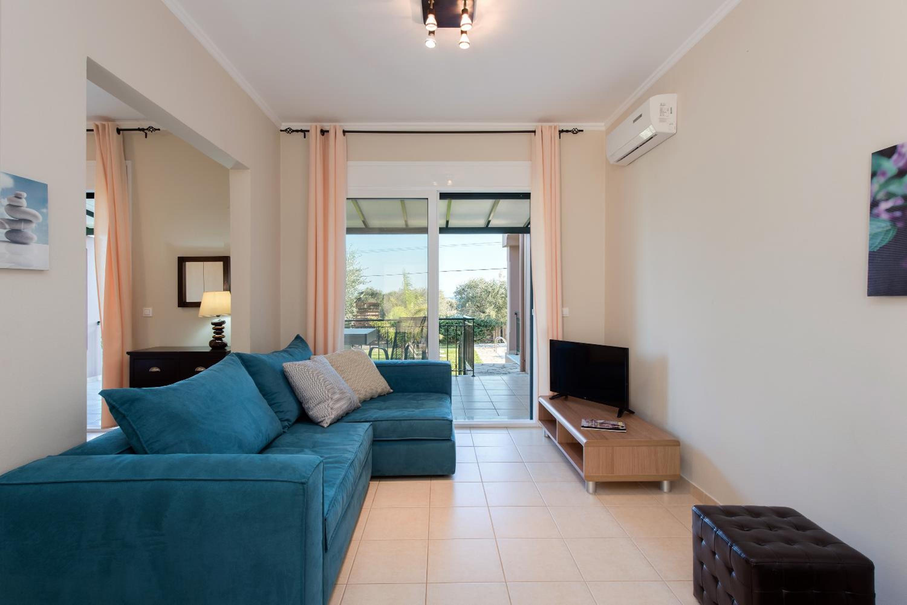 Villa Renata -Pool, Large Garden & Free Parking, 2 Minutes Walk from The Beach view 5