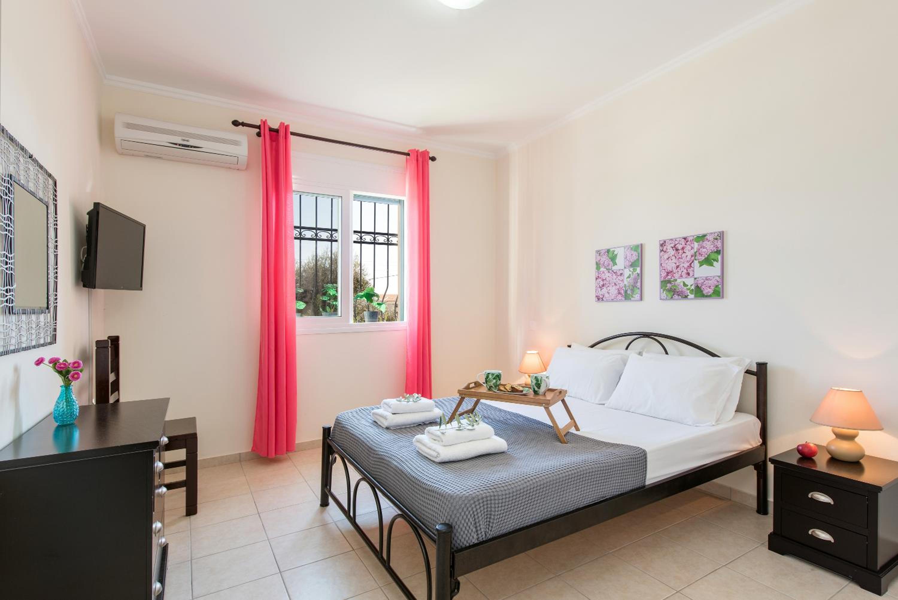 Villa Renata -Pool, Large Garden & Free Parking, 2 Minutes Walk from The Beach view 4