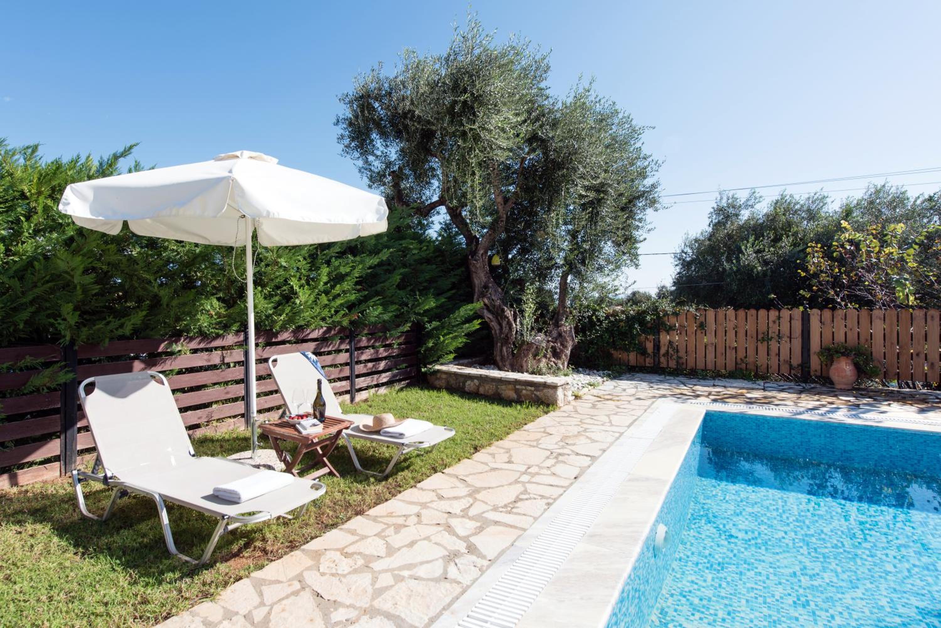 Villa Renata -Pool, Large Garden & Free Parking, 2 Minutes Walk from The Beach view 2