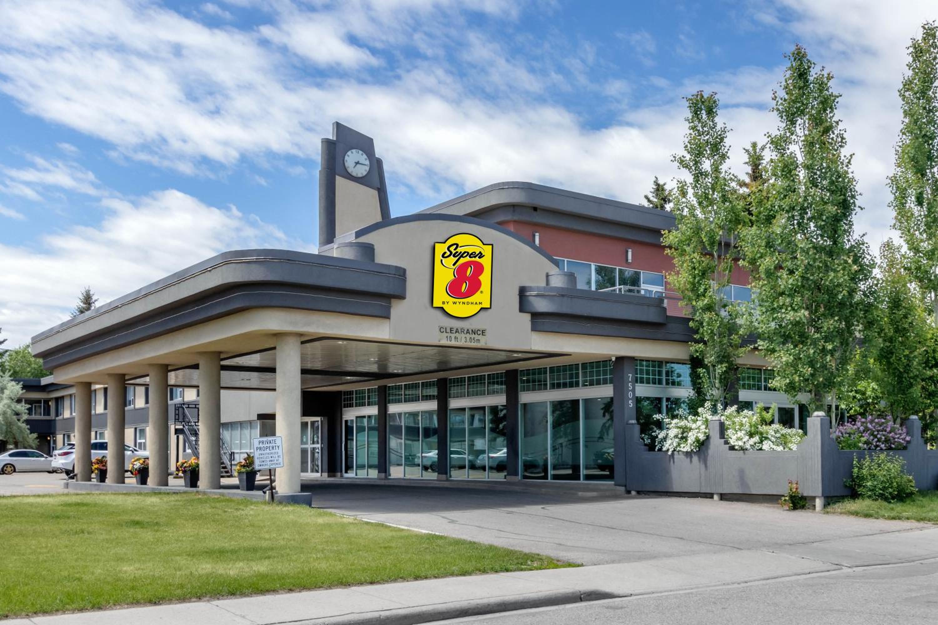 Hotel Super 8 by Wyndham Macleod Trail Calgary - Image 1