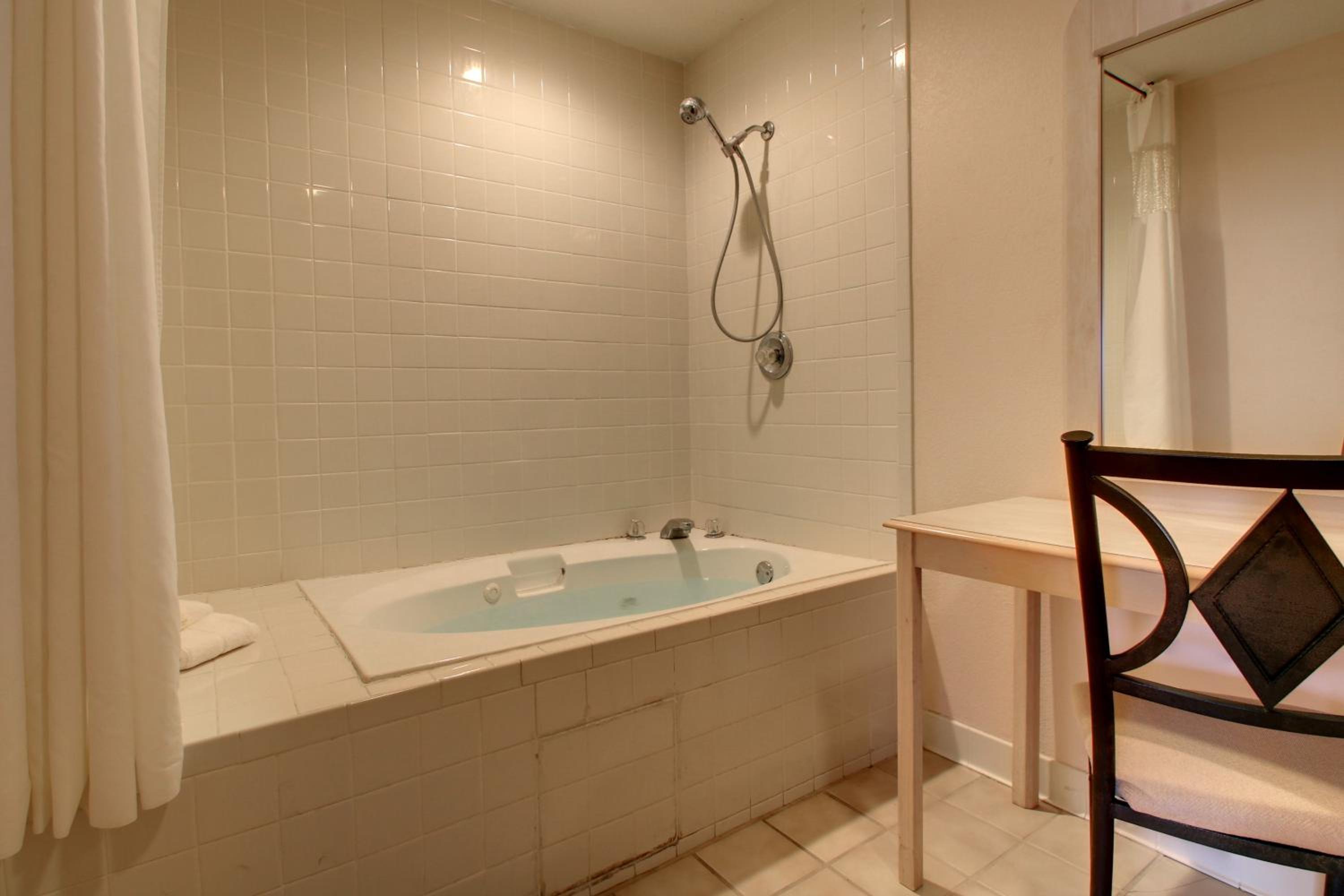 Key West Inn - Baxley - Property Image 25