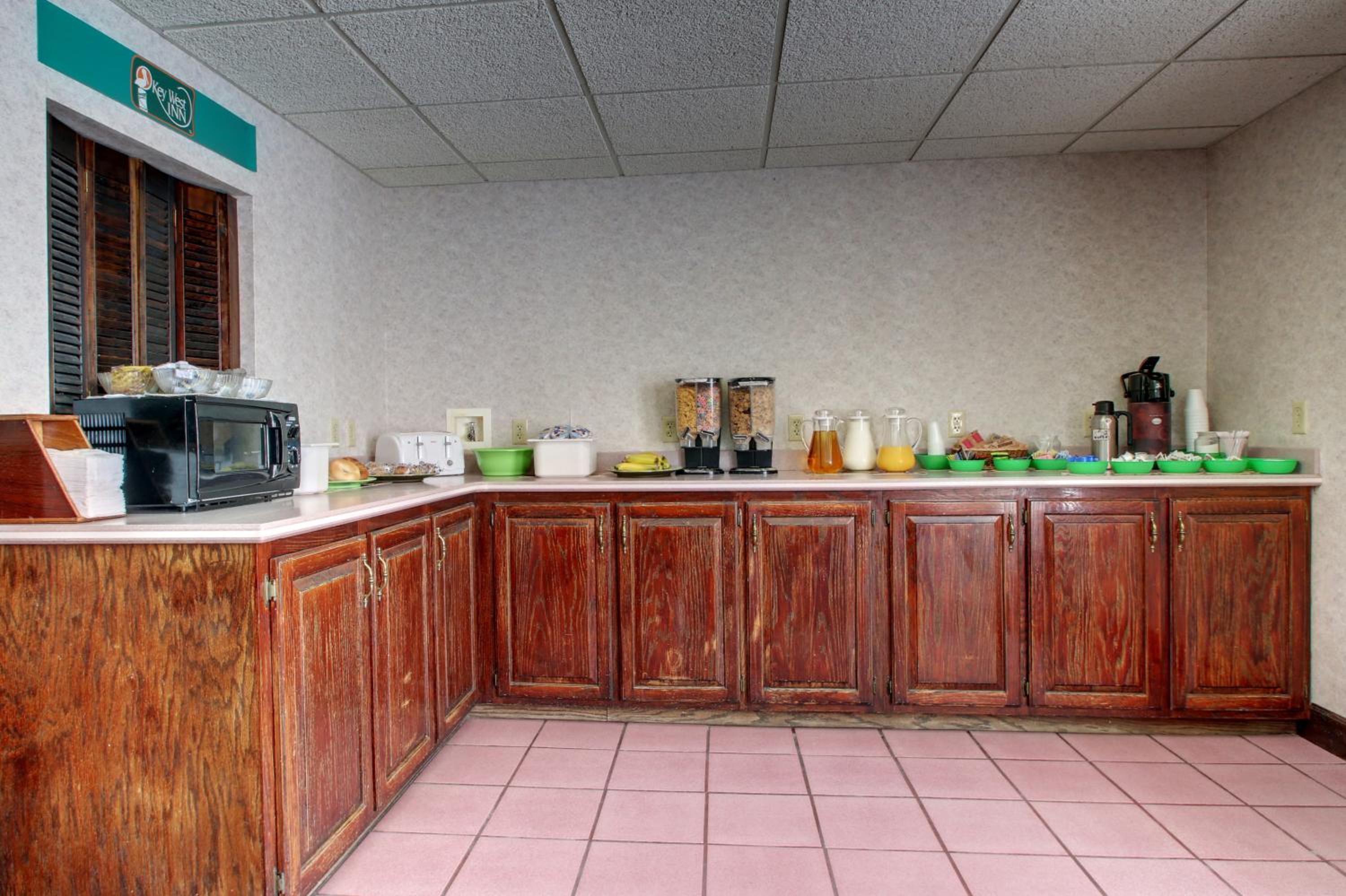 Key West Inn - Baxley - Property Image 36