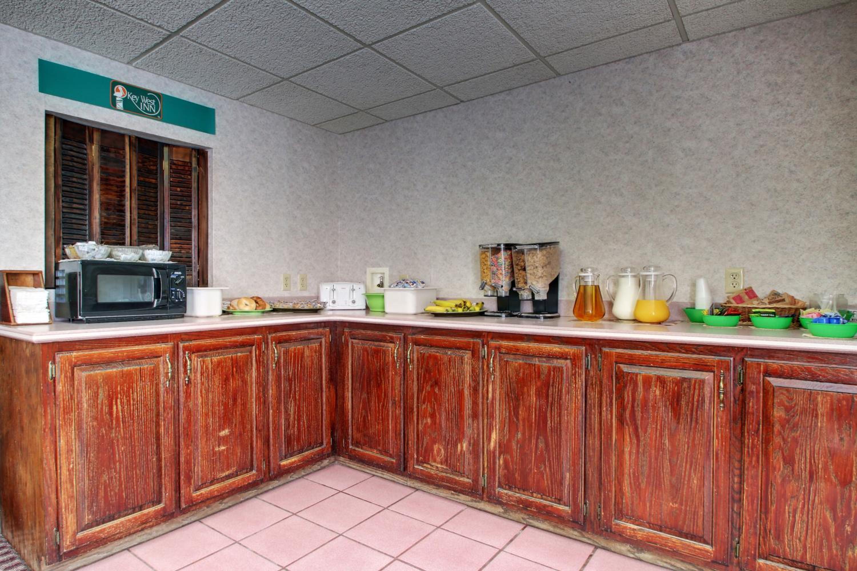 Key West Inn - Baxley - Property Image 10