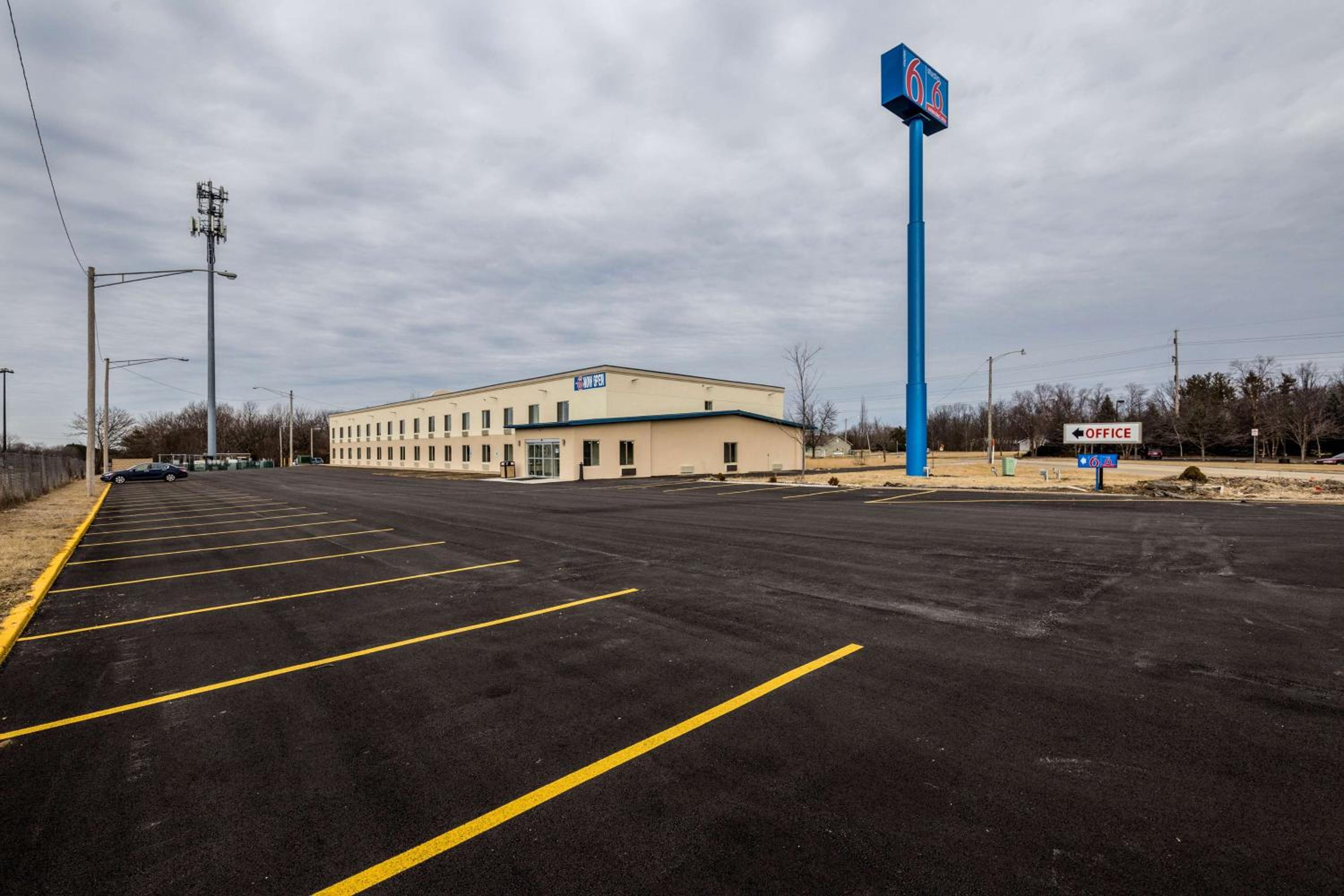 Motel 6 Peoria, IL view 2