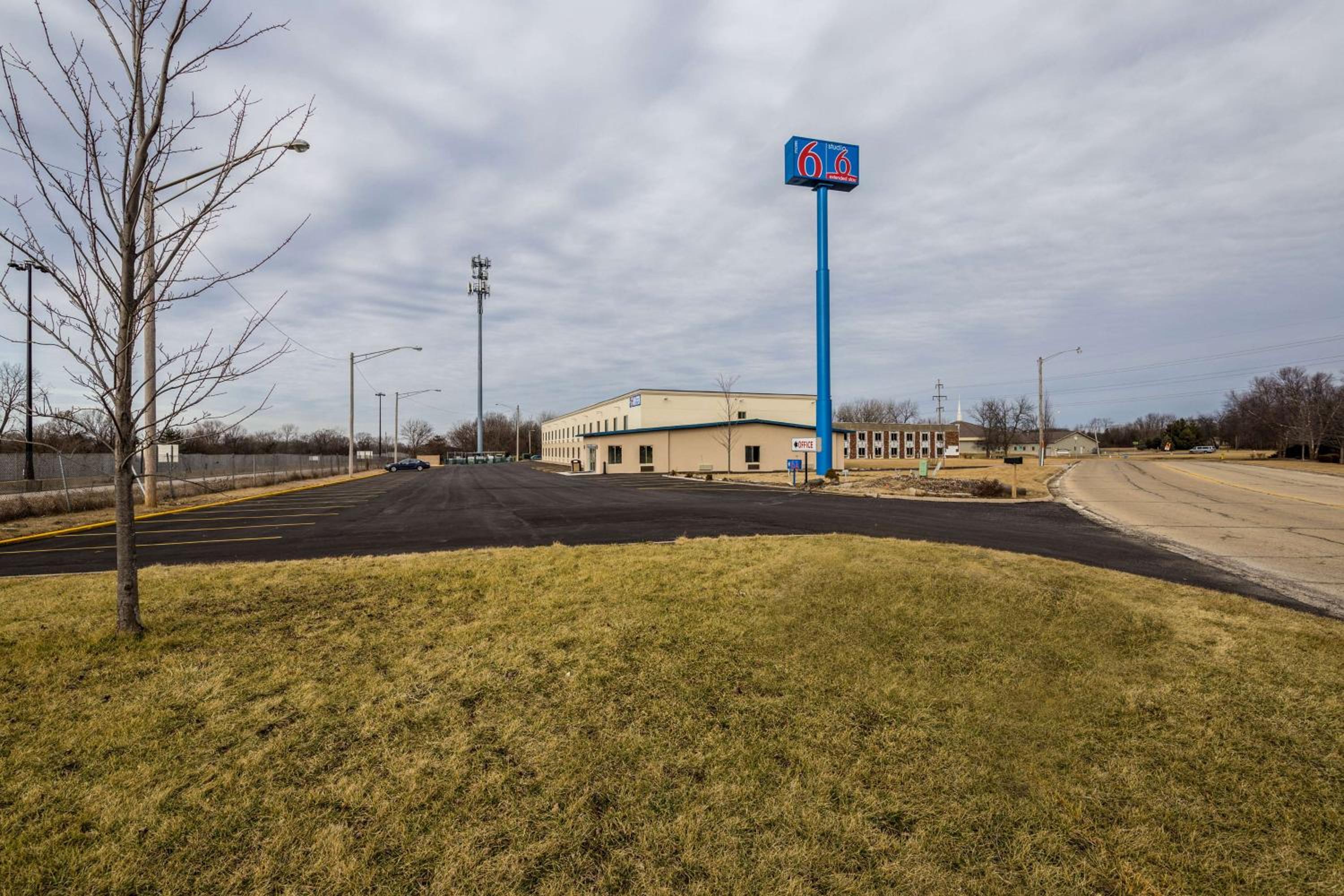 Hotel Motel 6 Peoria - Image 1