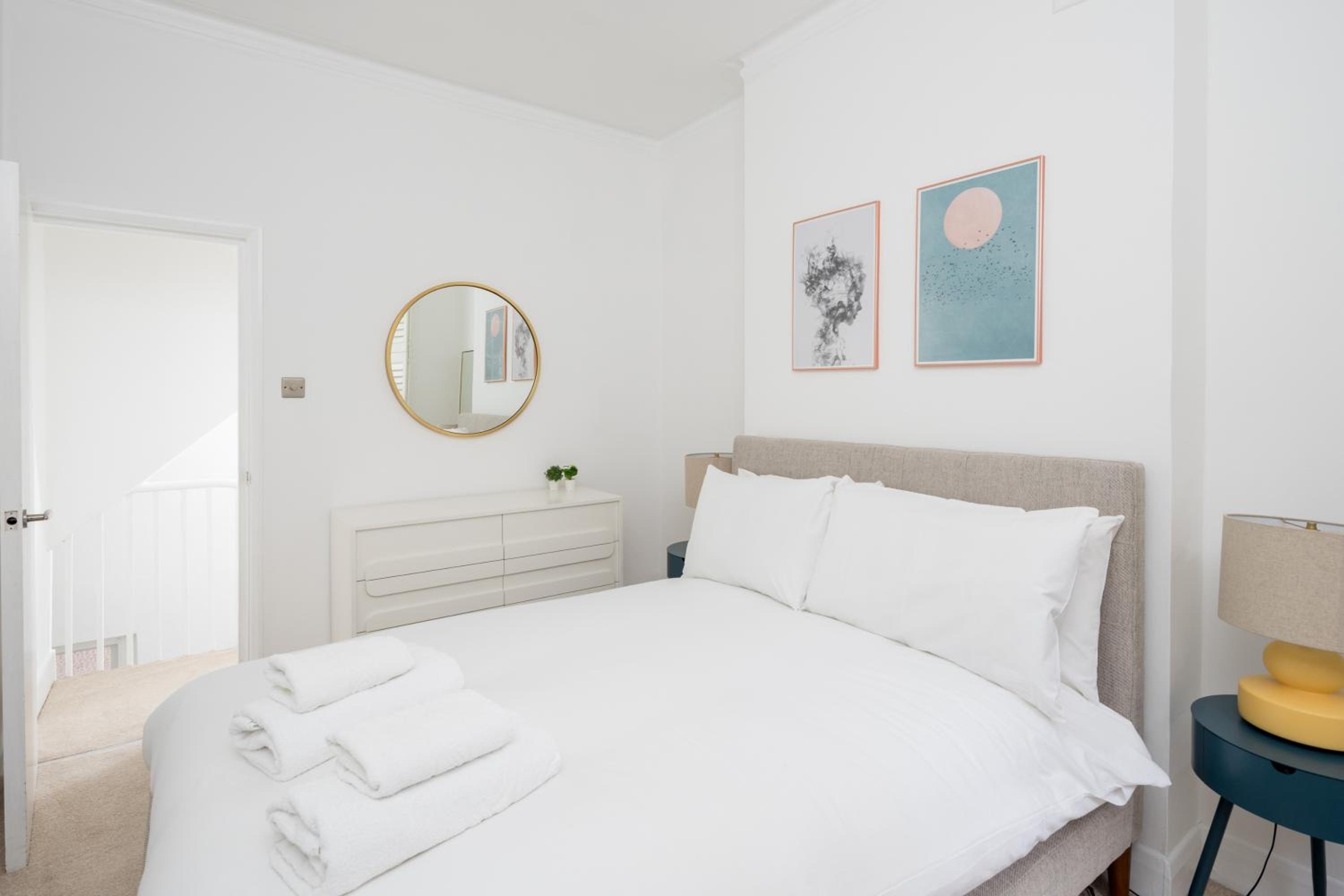 Modern 2BR Flat in Pimlico - 3 min to tube, private patio