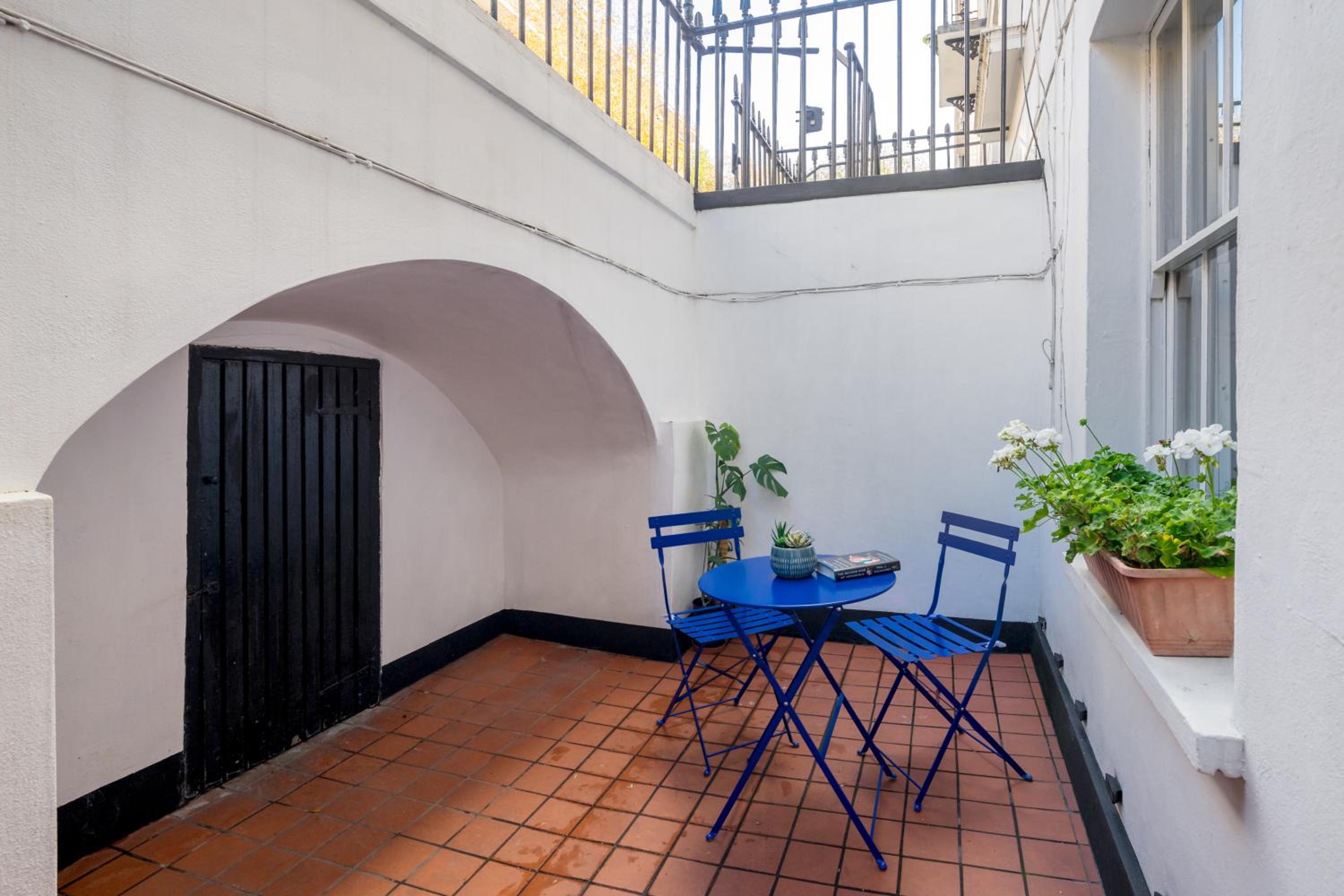 Modern 2BR Flat in Pimlico - 3 min to tube, private patio