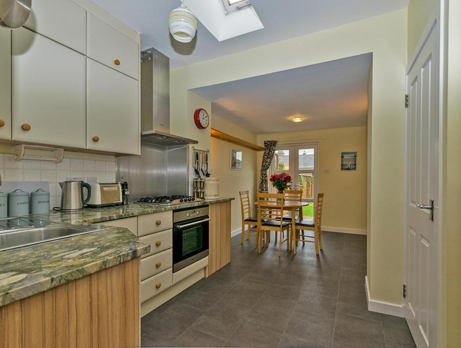 Cosy Cottage Close to East Beach, Shops, Restaurants and RAF base view 4