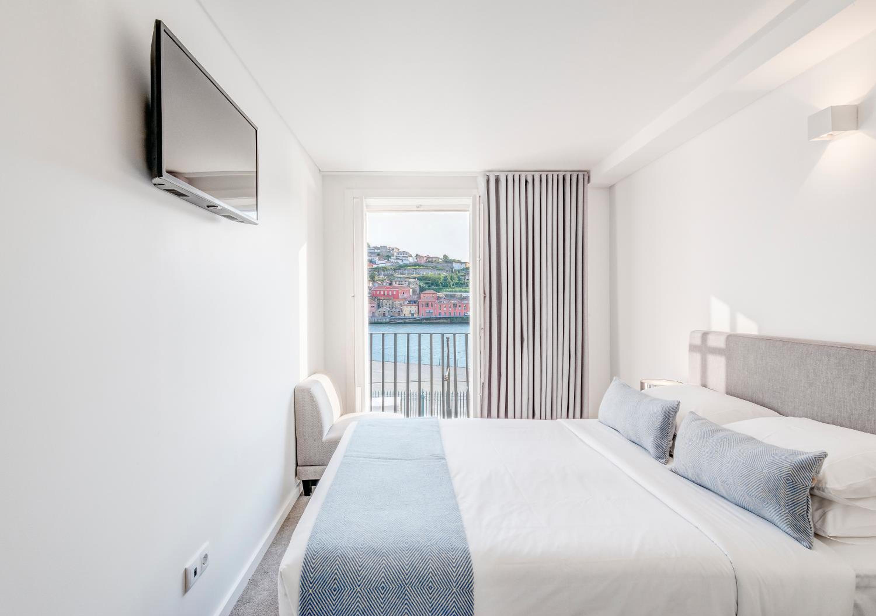 Miragaia Riverside Suites. — 10