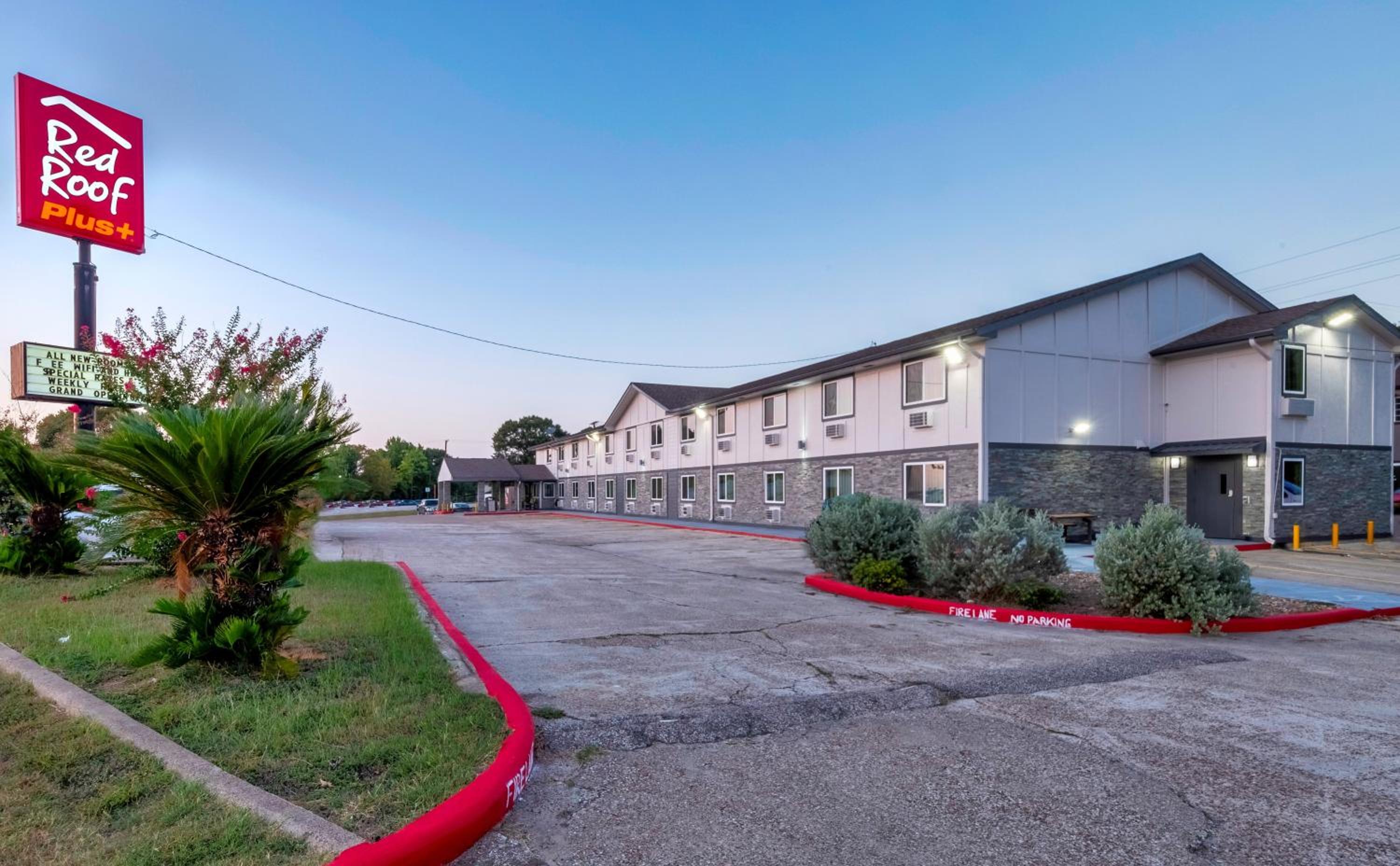 Huntsville Vacations - Red Roof Inn PLUS Huntsville - Property Image 6