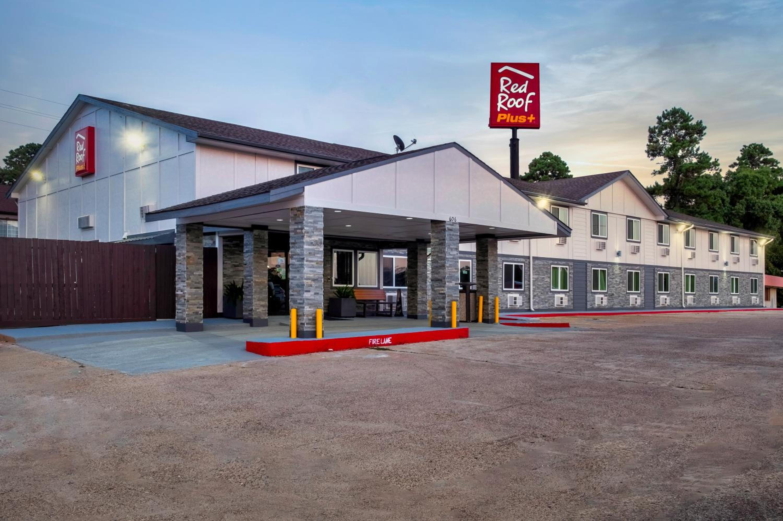Huntsville Vacations - Red Roof Inn PLUS Huntsville - Property Image 4