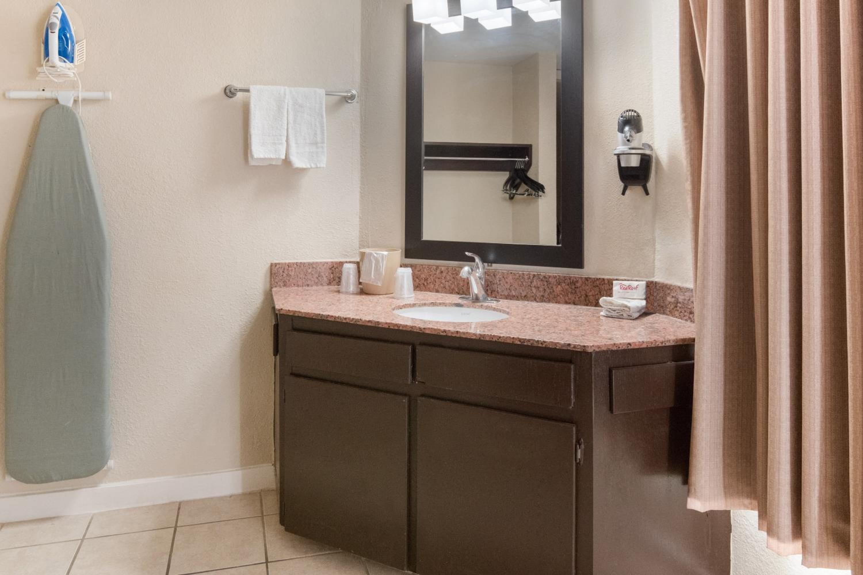 Rodeway Inn Waco Downtown near University