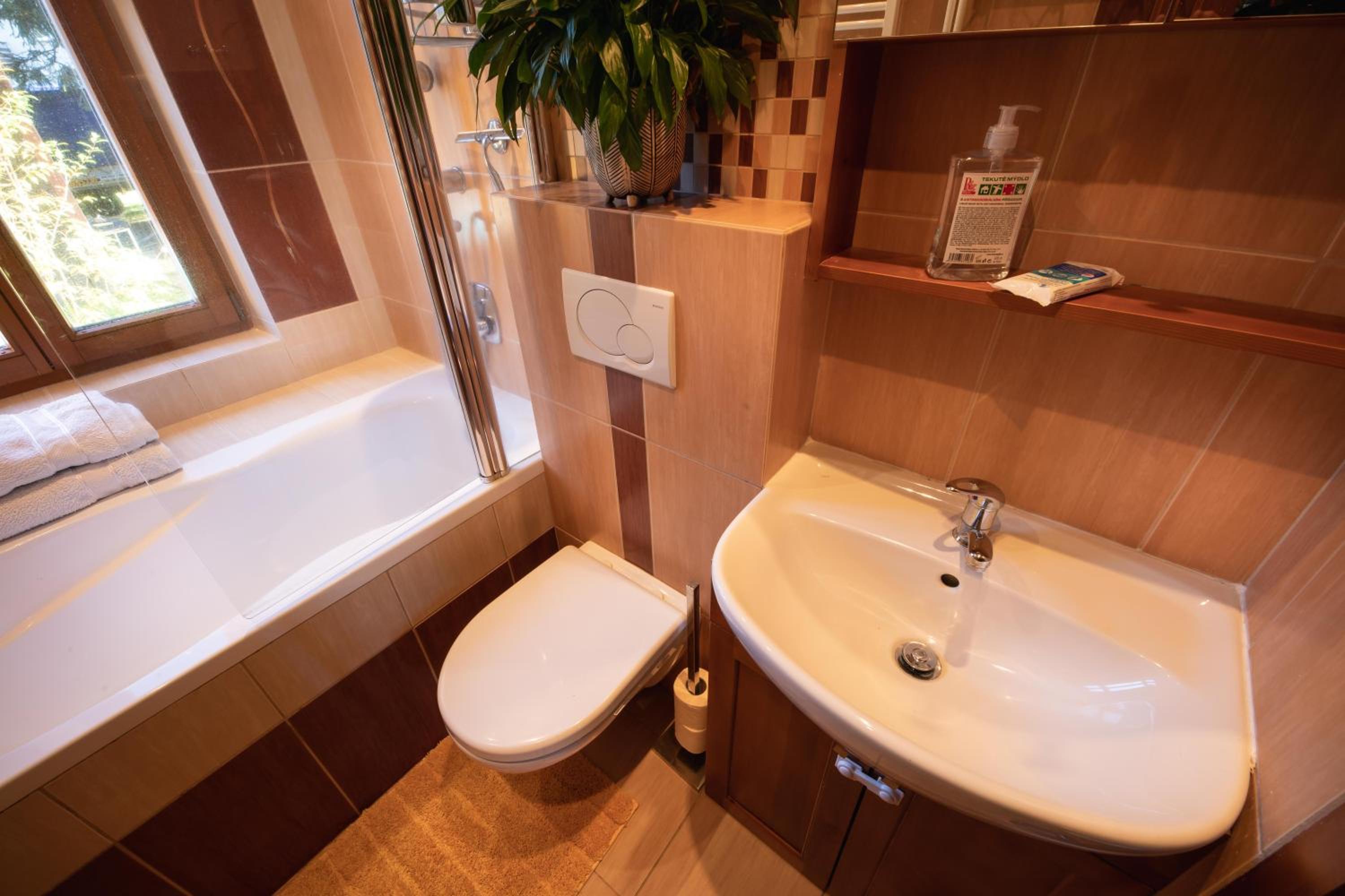 Apartment with private hot tub and garden