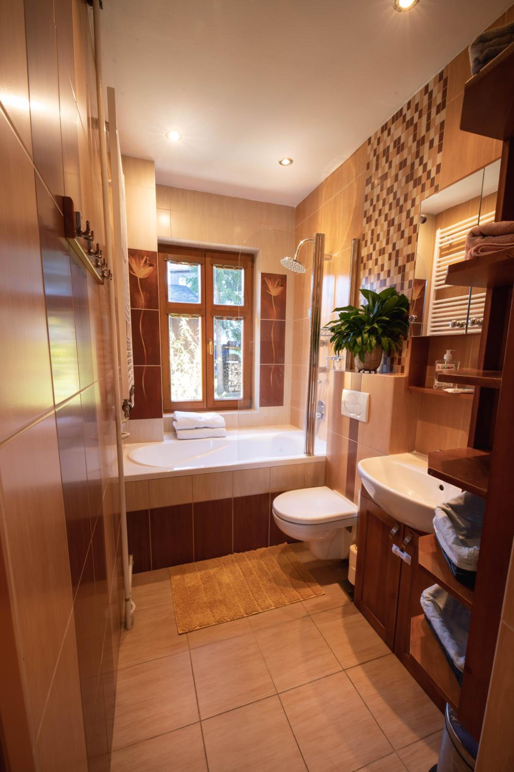 Apartment with private hot tub and garden