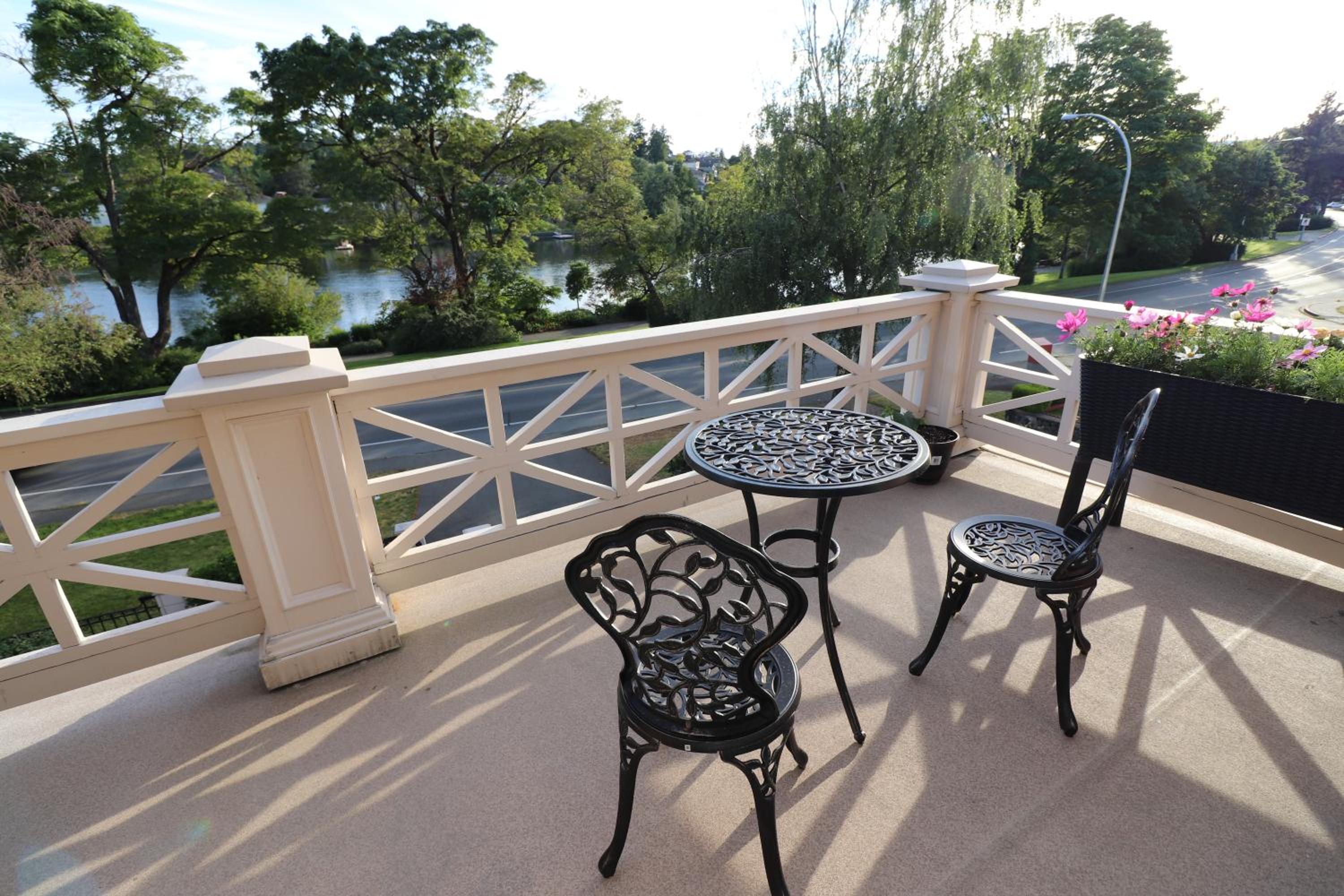 Lipton Place by Elegant Waterfront